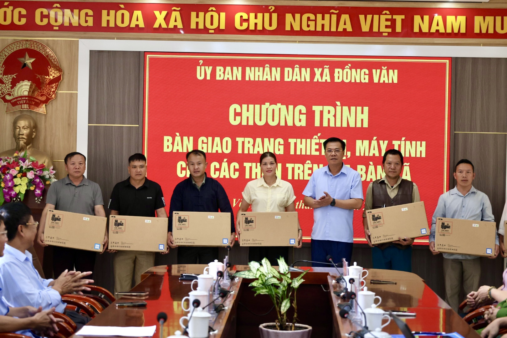 XÃ ĐỒNG VĂN BÀN GIAO MÁY TÍNH CHO 24 THÔN TRÊN ĐỊA BÀN