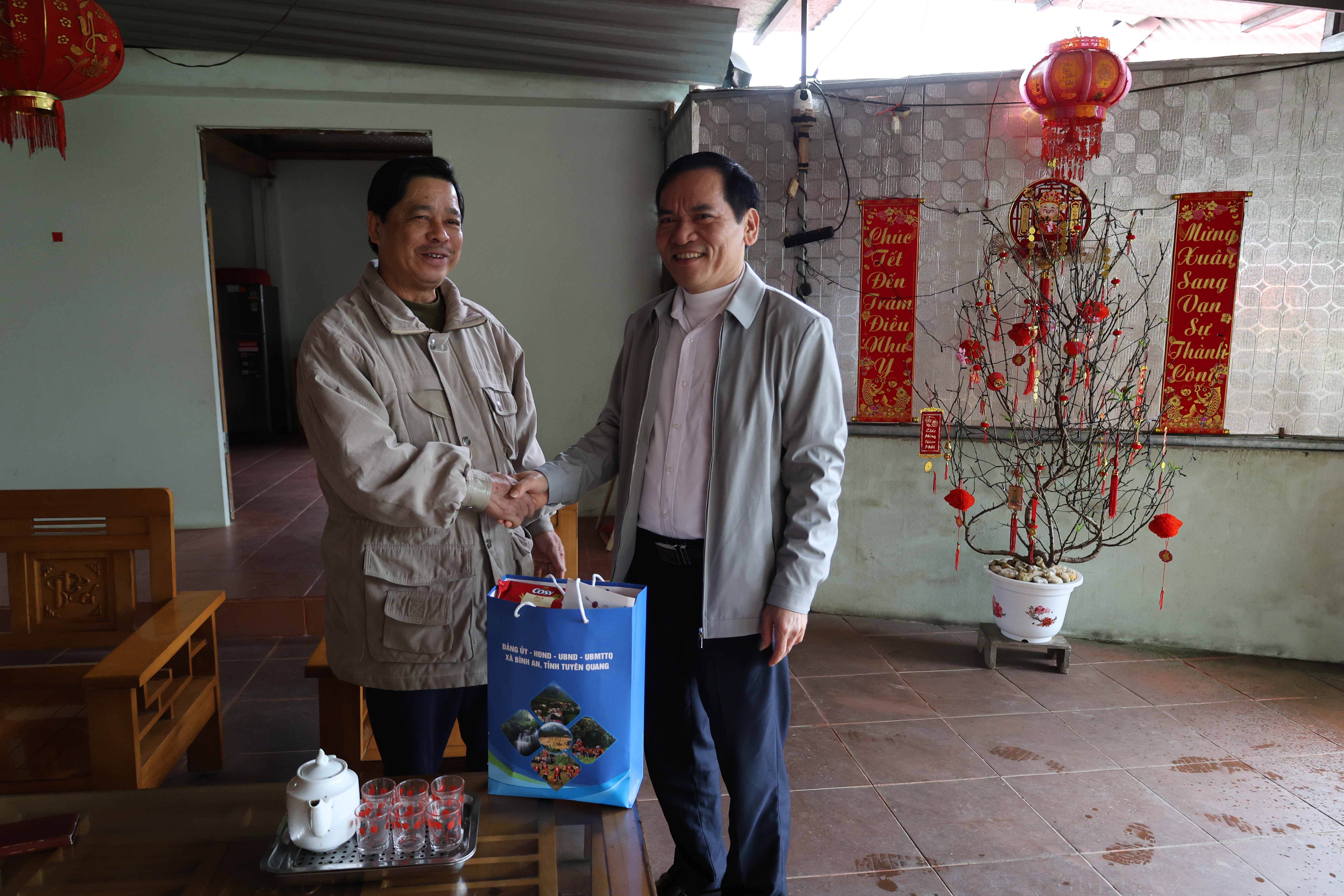 Sáng ngày 11/2, đồng chí Trịnh Văn Năm, Bí thư Đảng ủy xã Bình An đã đến thăm hỏi, chúc Tết các đồng chí nguyên là Bí thư Đảng ủy xã Bình An qua các thời kỳ đã nghỉ hưu.