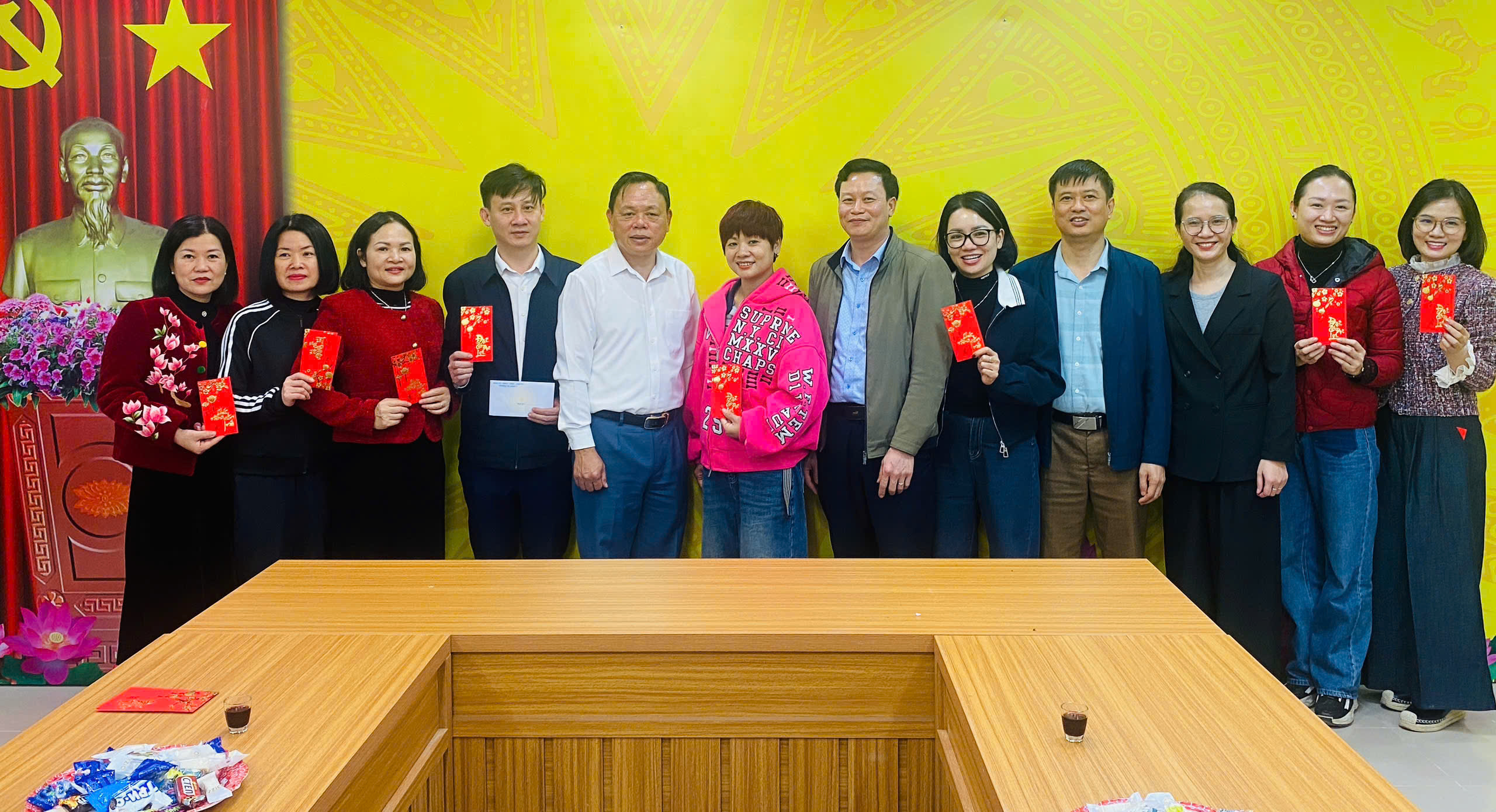 LÃNH ĐẠO UBND PHƯỜNG HÀ GIANG 1 GẶP MẶT, CHÚC TẾT TRUNG TÂM DỊCH VỤ CÔNG TRONG NGÀY ĐẦU LÀM VIỆC NĂM MỚI.