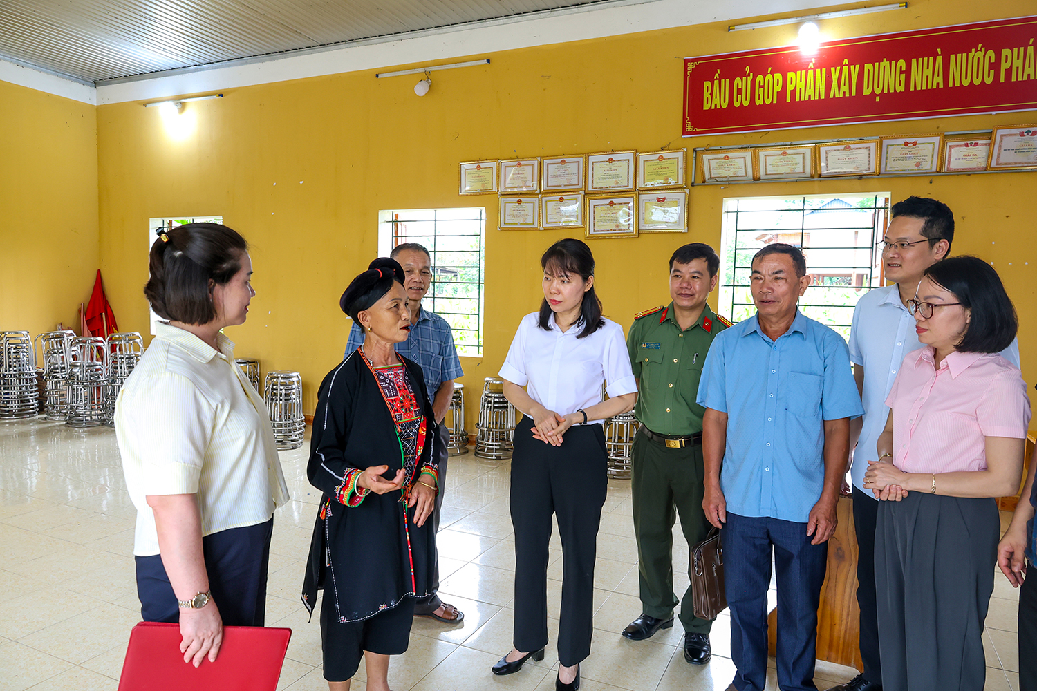Đồng chí Bí thư Đảng ủy xã tiếp xúc cử tri thôn Cây Nhãn, xã Yên Sơn