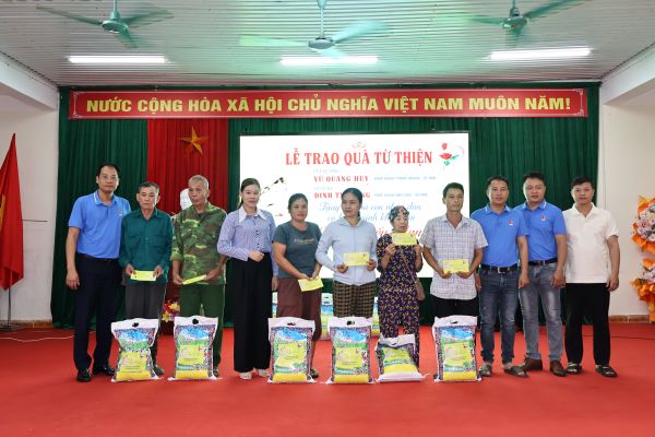 Cty Xu&acirc;n Thiện Tặng qu&agrave; t kh Phạt 6 bao.JPG