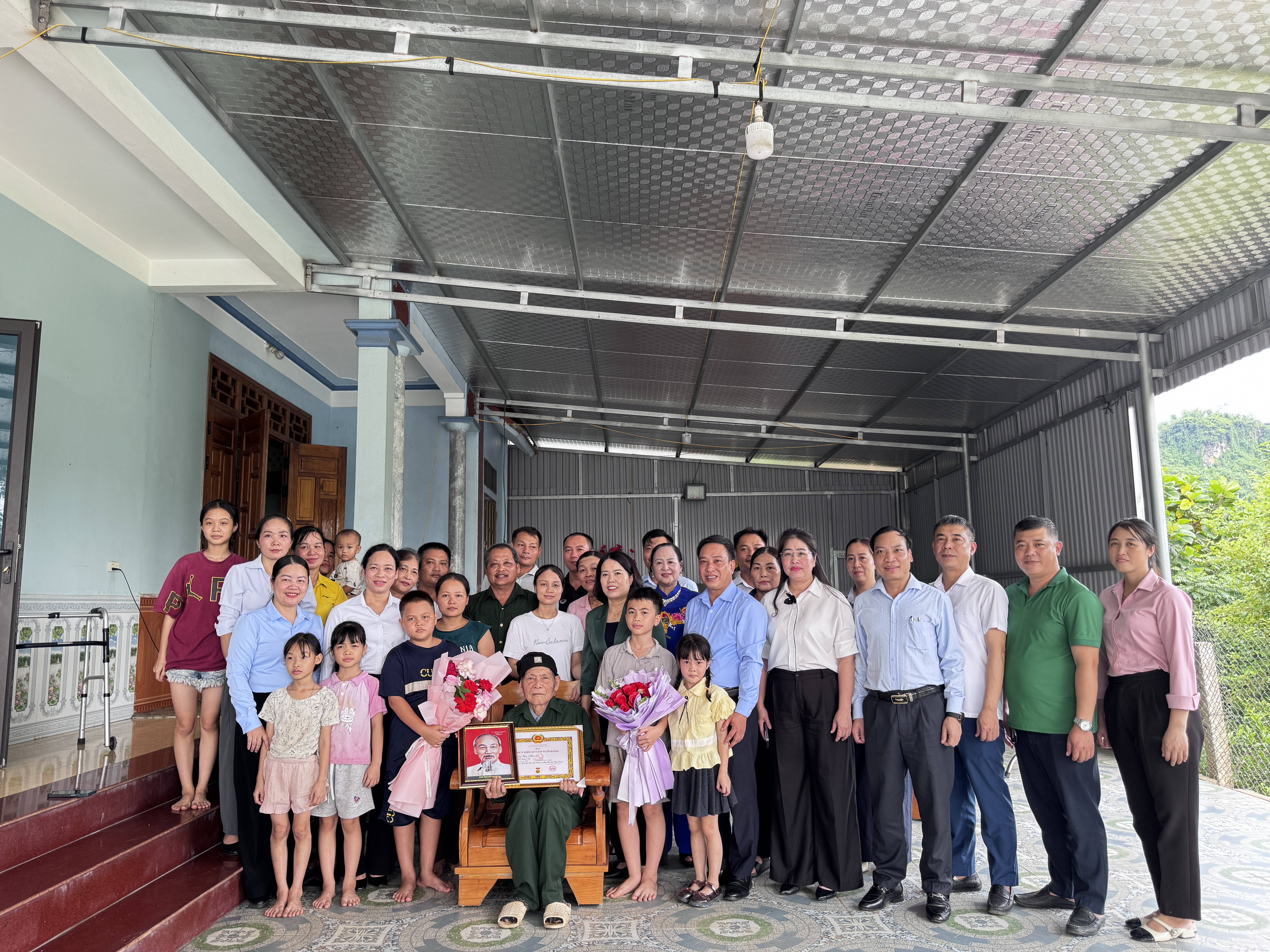 TRAO TẶNG HUY HI ỆU ĐẢNG ĐỢT 2/9/2026 CHO HAI ĐẢNG VIÊN LÃO THÀNH TẠI XÃ XUÂN VÂN
