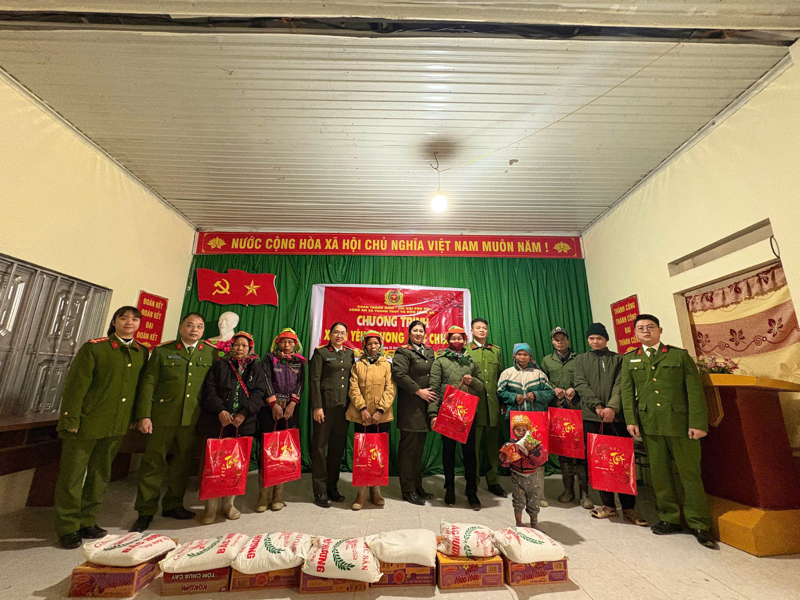 TRAO TẶNG QUÀ CÁC HỘ GIA ĐÌNH CÓ HOÀN CẢNH KHÓ KHĂN NHÂN DỊP TẾT NGUYÊN ĐÁN