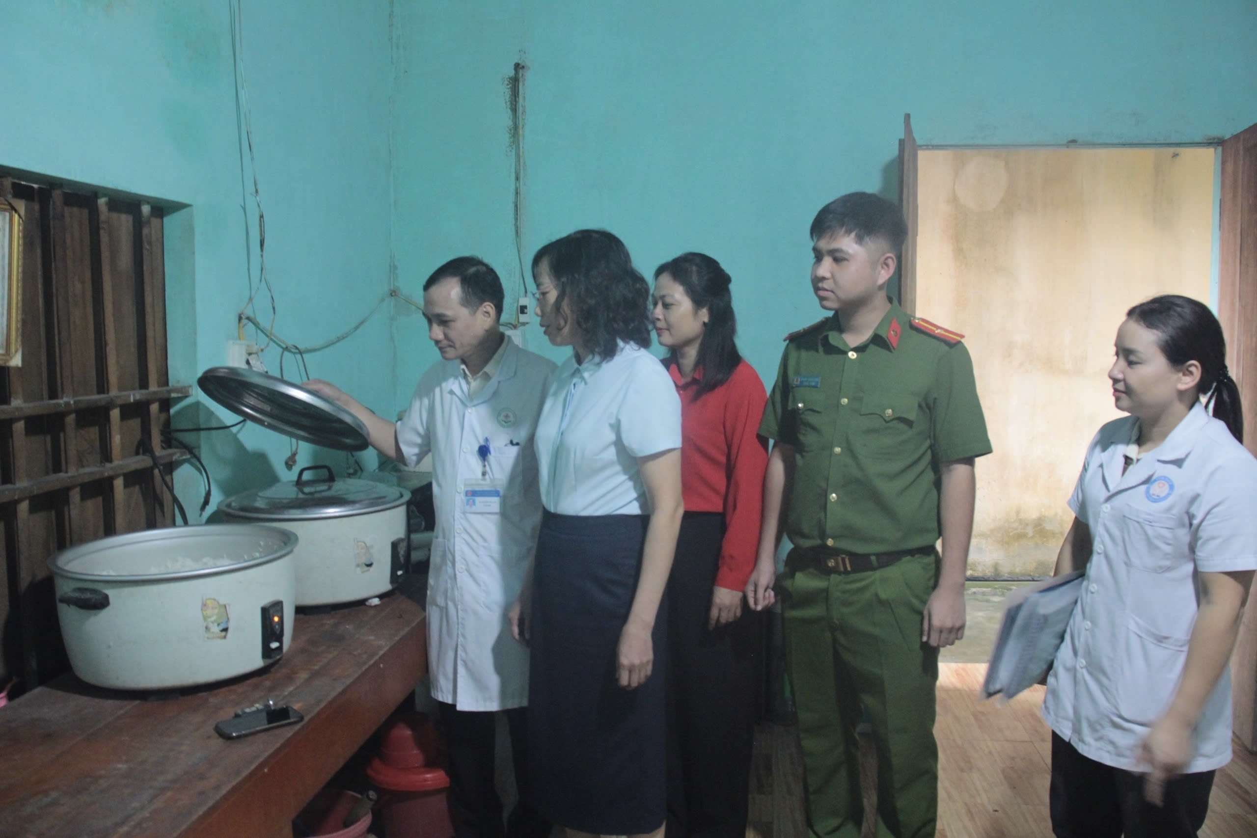 CÔNG AN XÃ THÁI BÌNH PHỐI HỢP VỚI UBND XÃ TĂNG CƯỜNG KIỂM TRA AN TOÀN THỰC PHẨM TẠI CÁC TRƯỜNG HỌC TRÊN ĐỊA BÀN XÃ 