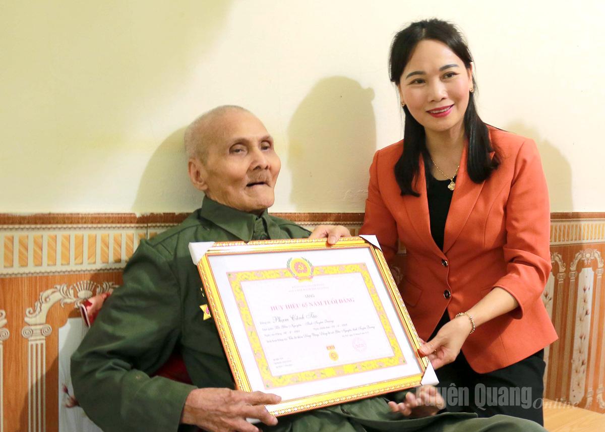 Đồng chí Phó Bí thư Thường trực chuyên trách Đảng uỷ UBND tỉnh Nông Thị Bích Huệ trao Huy hiệu Đảng tại xã Yên Nguyên