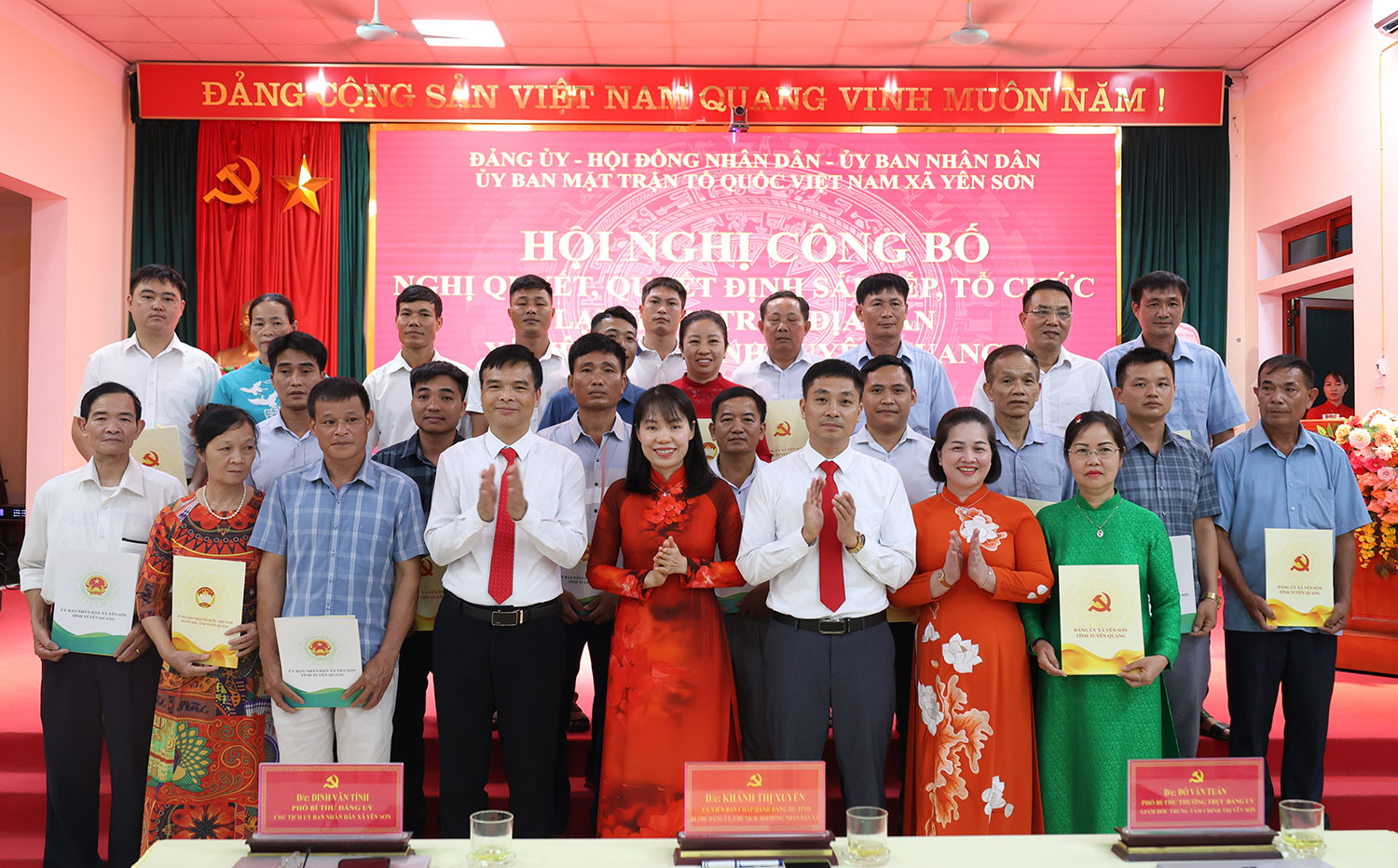 Yên Sơn công bố Nghị quyết, quyết định sắp xếp, tổ chức lại thôn trên địa bàn xã