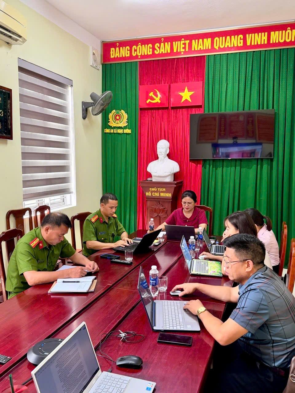 TRIỂN KHAI “CHIẾN DỊCH MÙA HÈ SỐ CÙNG VNeID, HƯỚNG DẪN CÔNG DÂN SỐ, ĐỒNG HÀNH CÙNG NHÂN DÂN THỰC HIỆN ĐỀ ÁN 06”