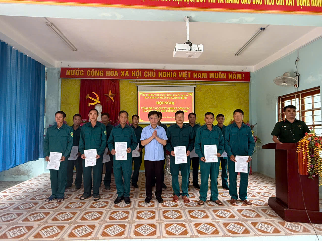 BAN CHỈ HUY QUÂN SỰ XÃ BẠCH ĐÍCH TỔ CHỨC HỘI NGHỊ CÔNG BỐ CÁC QUYẾT ĐỊNH VỀ CÔNG TÁC CÁN BỘ THÔN ĐỘI TRƯỞNG NĂM 2026