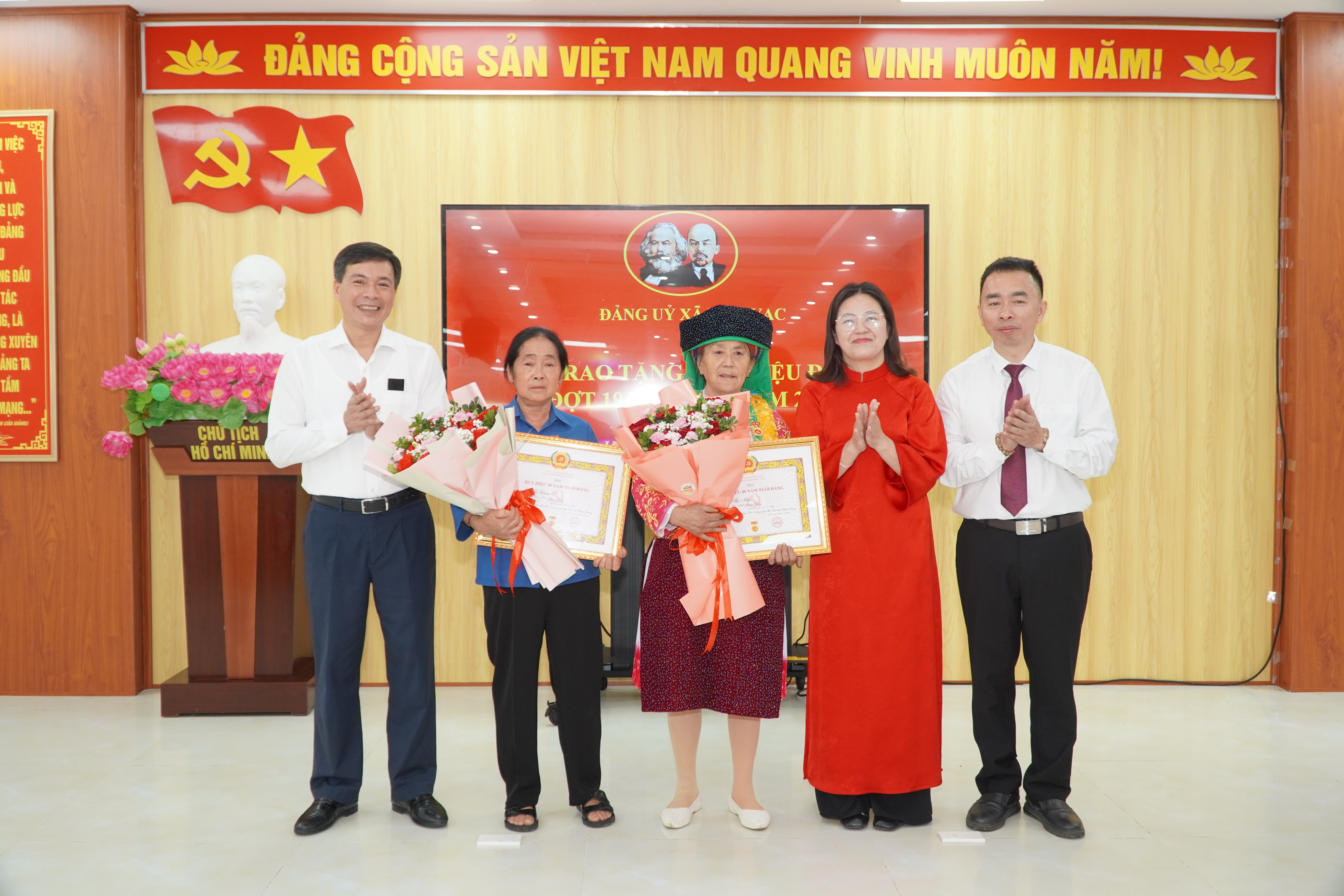 Đảng ủy xã Mèo Vạc tổ chức Lễ trao tặng Huy hiệu Đảng đợt 19/5/2026