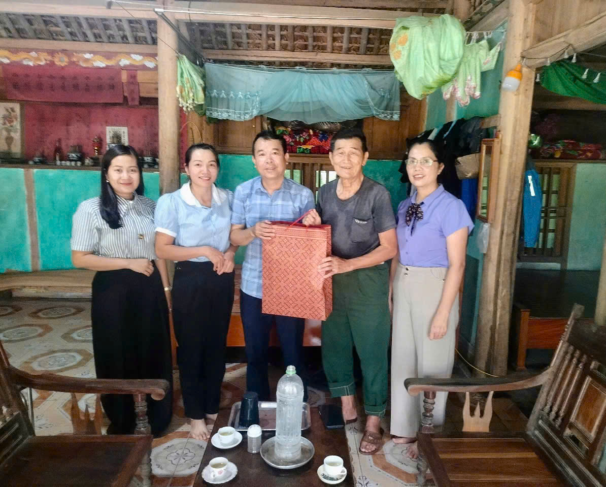 Các đồng chí lãnh đạo UBND xã thăm, tặng quà các gia đình chính sách nhân kỷ niệm 78 năm ngày Thương binh - Liệt sỹ