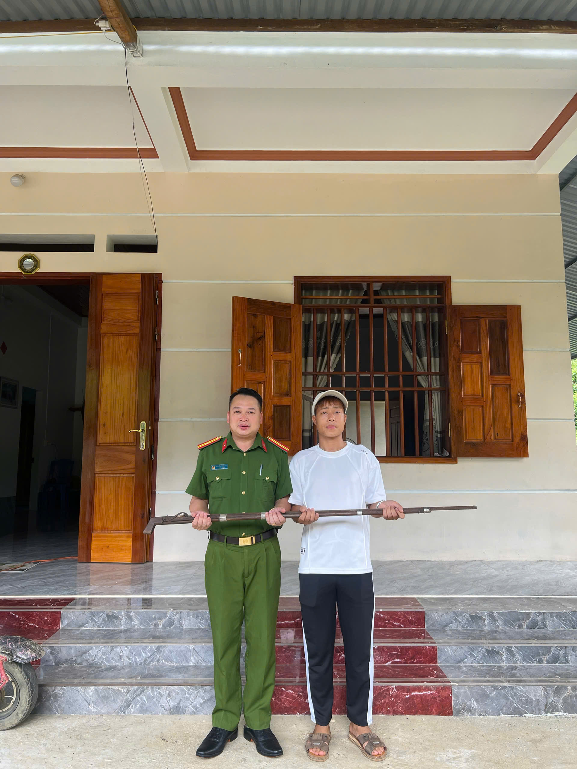 CÔNG AN XÃ VẬN ĐỘNG NHÂN DÂN TỰ NGUYỆN GIAO NỘP VŨ KHÍ, VẬT LIỆU NỔ VÀ CÔNG CỤ HỖ TRỢ
