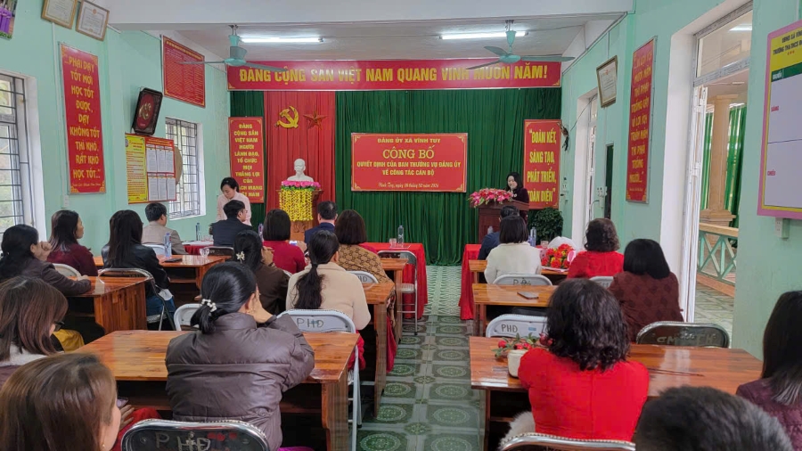 Trao QĐ trường TH & THCS đông thành 11.jpg