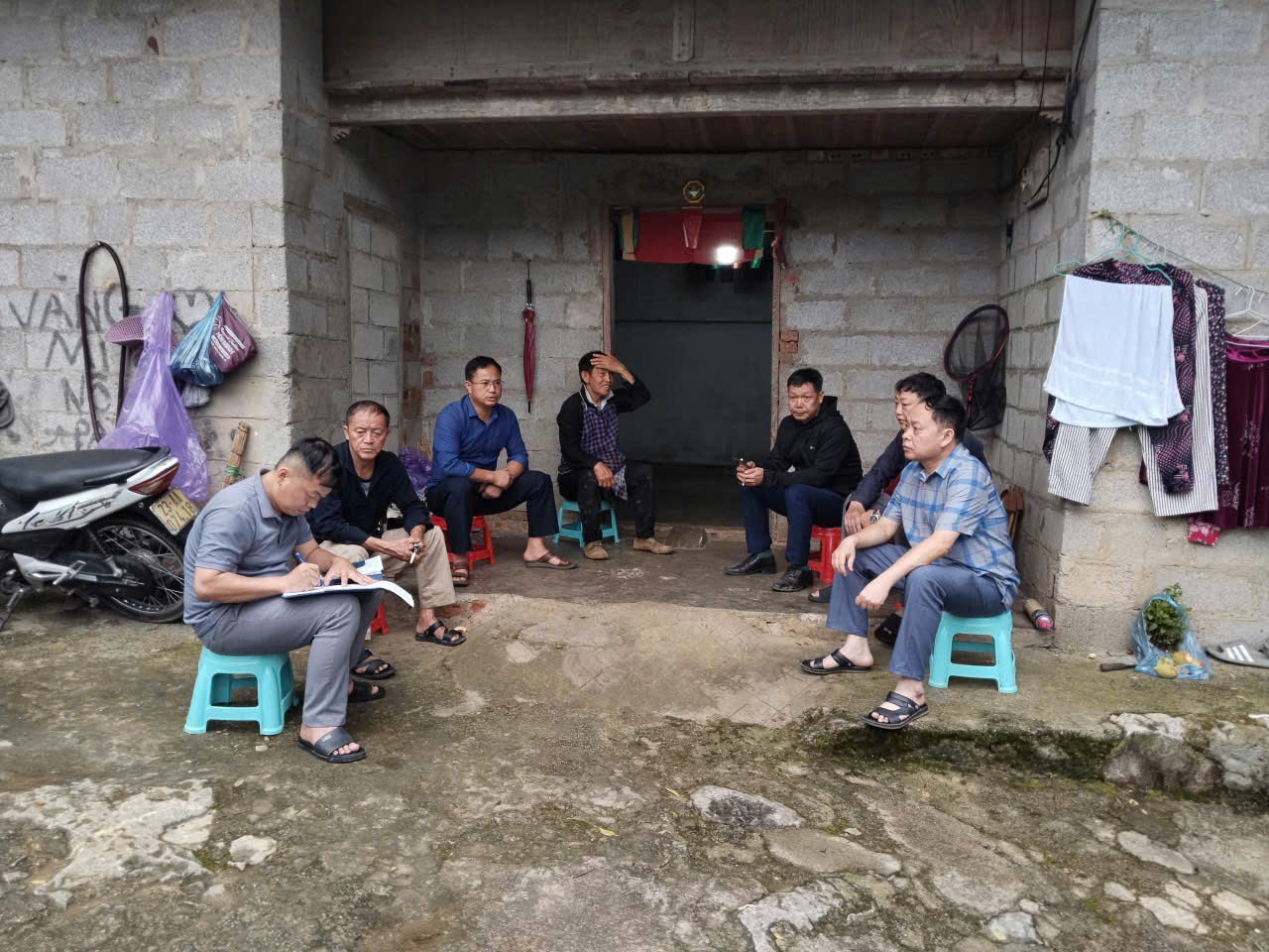 UBND XÃ SÀ PHÌN TỔ CHỨC LÀM VIỆC, VẬN ĐỘNG HỘ DÂN DI DỜI KHỎI KHU VỰC CÓ NGUY CƠ SẠT LỞ ĐÁ
