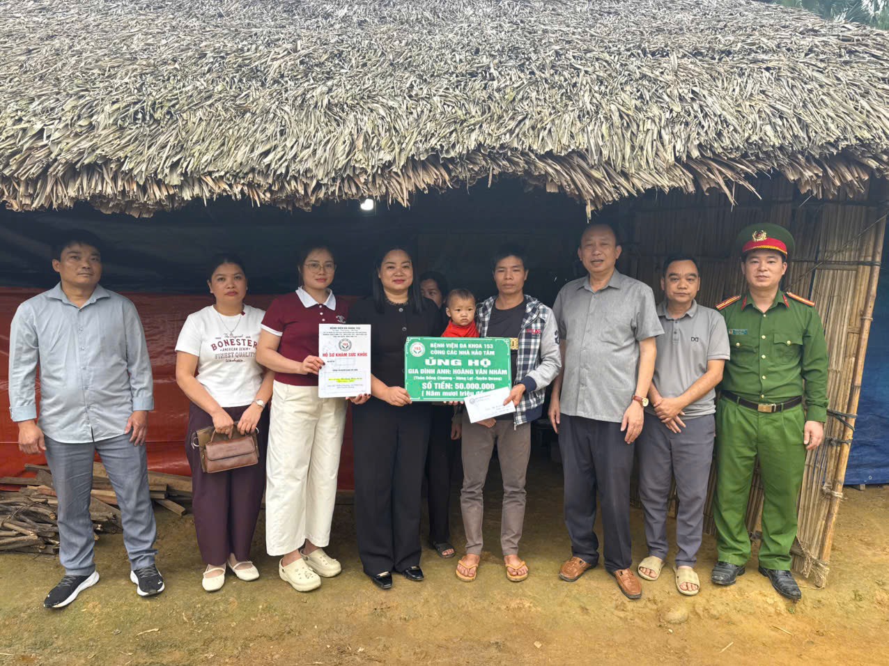 CÔNG AN XÃ HÙNG LỢI VẬN ĐỘNG GIÚP ĐỠ CÁC HOÀN CẢNH KHÓ KHĂN TRÊN ĐỊA BÀN