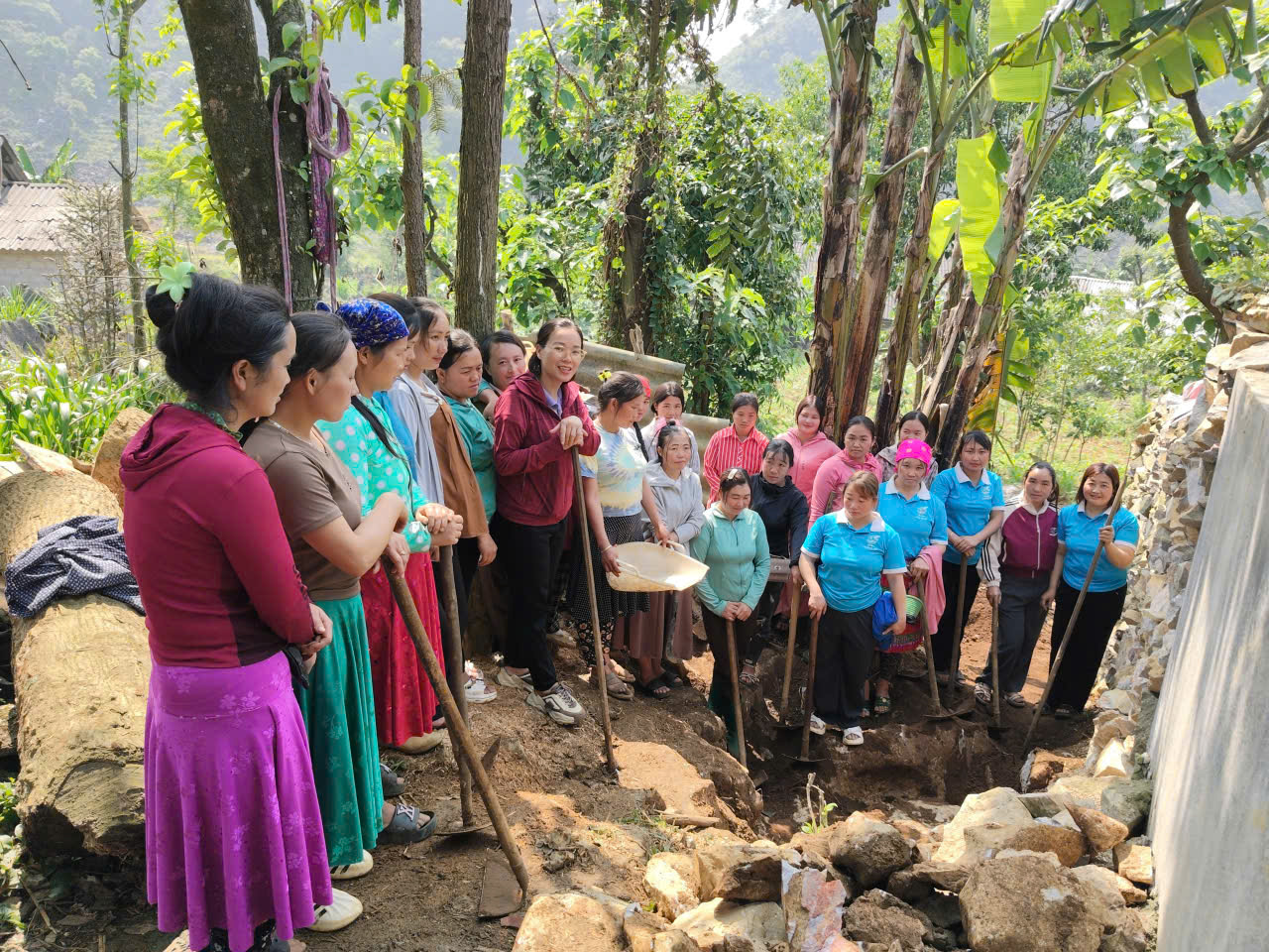 Ra quân thực hiện công trình nhà vệ sinh chào mừng Đại hội đại biểu Phụ nữ toàn quốc lần thứ XIV