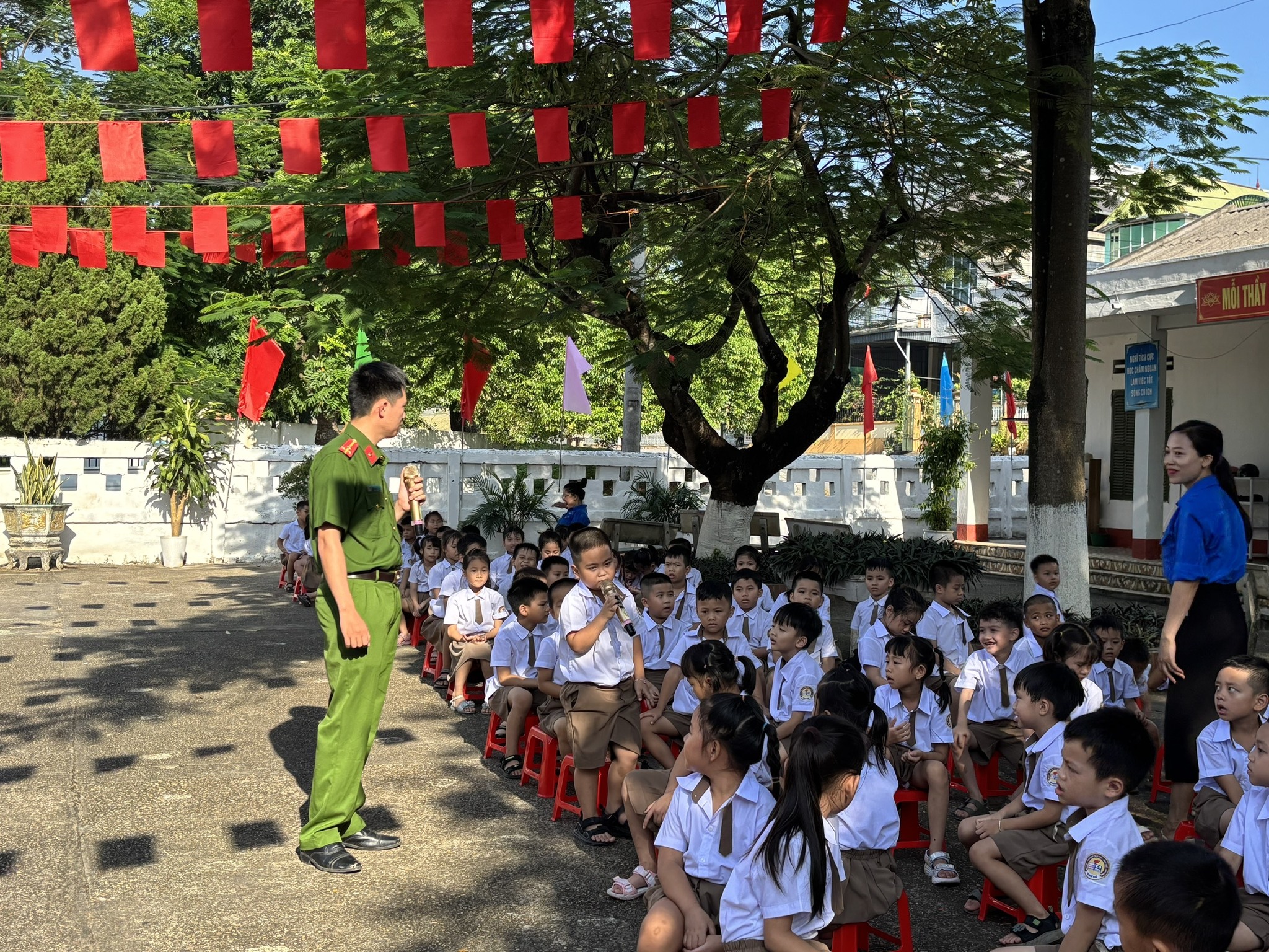 CÔNG AN XÃ NHỮ KHÊ TỔ CHỨC TUYÊN TRUYỀN, PHỔ BIẾN GIÁO DỤC PHÁP LUẬT TẠI CÁC TRƯỜNG TIỂU HỌC TRÊN ĐỊA BÀN XÃ NHỮ KHÊ