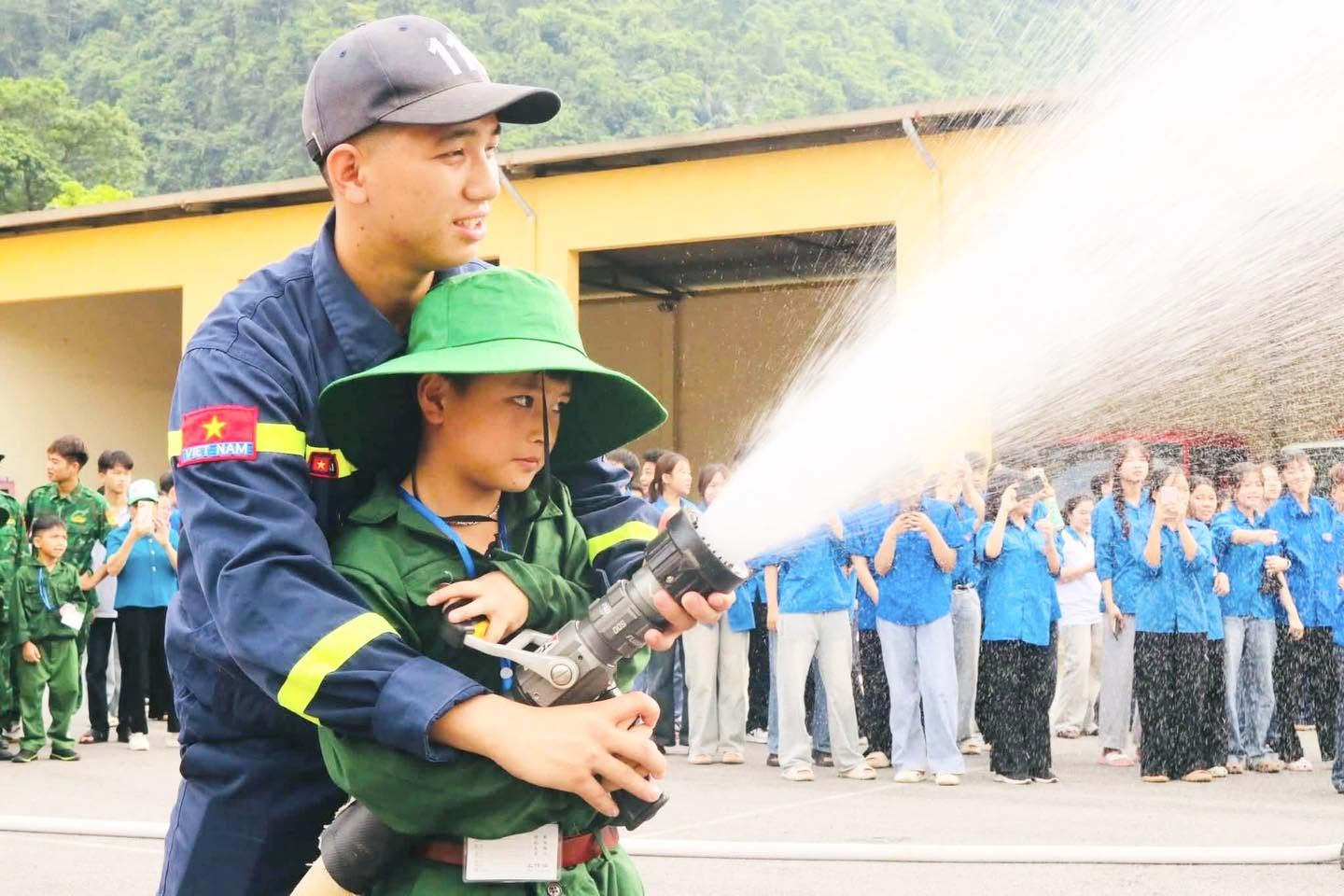 ĐẨY MẠNH TUYÊN TRUYỀN, TRẢI NGHIỆM, THỰC HÀNH CHỮA CHÁY VÀ CỨU NẠN, CỨU HỘ 