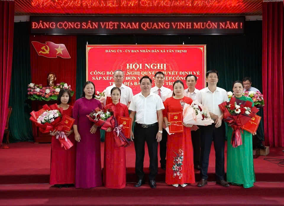 XÃ TÂN TRỊNH TỔ CHỨC HỘI NGHỊ CÔNG BỐ CÁC NGHỊ QUYẾT, QUYẾT ĐỊNH VỀ SẮP XẾP CÁC ĐƠN VỊ SỰ NGHIỆP CÔNG LẬP TRÊN ĐỊA BÀN XÃ