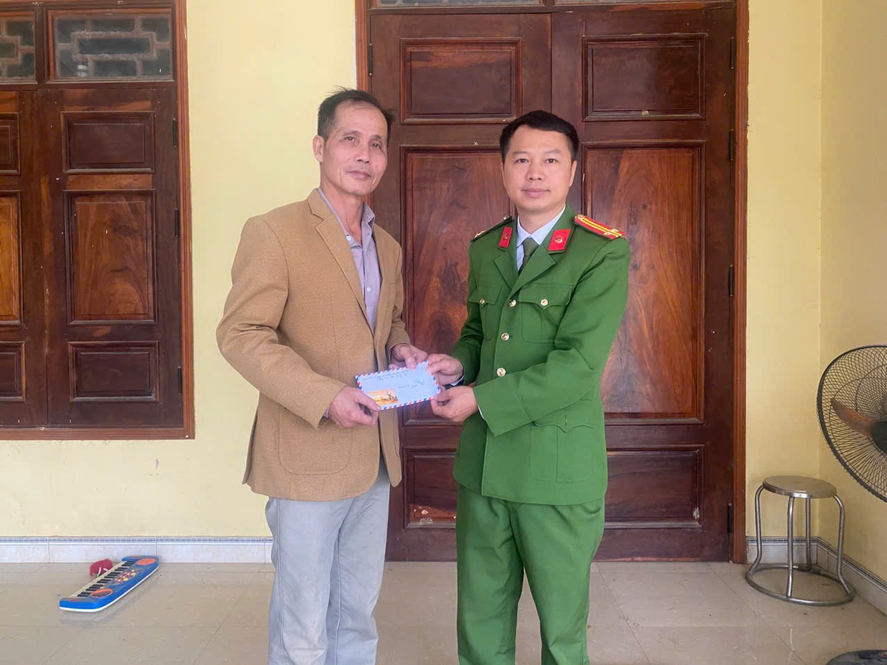 CÔNG AN XÃ HÙNG LỢI TẶNG QUÀ NGƯỜI CÓ UY TÍN DỊP TẾT NGUYÊN ĐÁN BÍNH NGỌ NĂM 2026