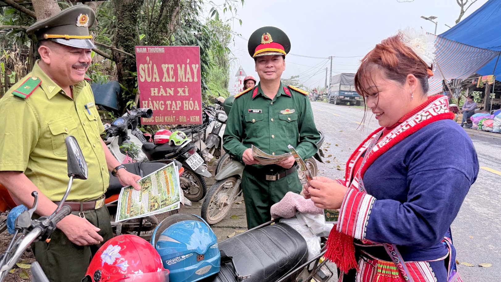 Tổ Kiểm lâm phụ trách địa bàn tổ chức tuyên truyền Luật Lâm nghiệp lưu động tại điểm chợ phiên Tân Lập
