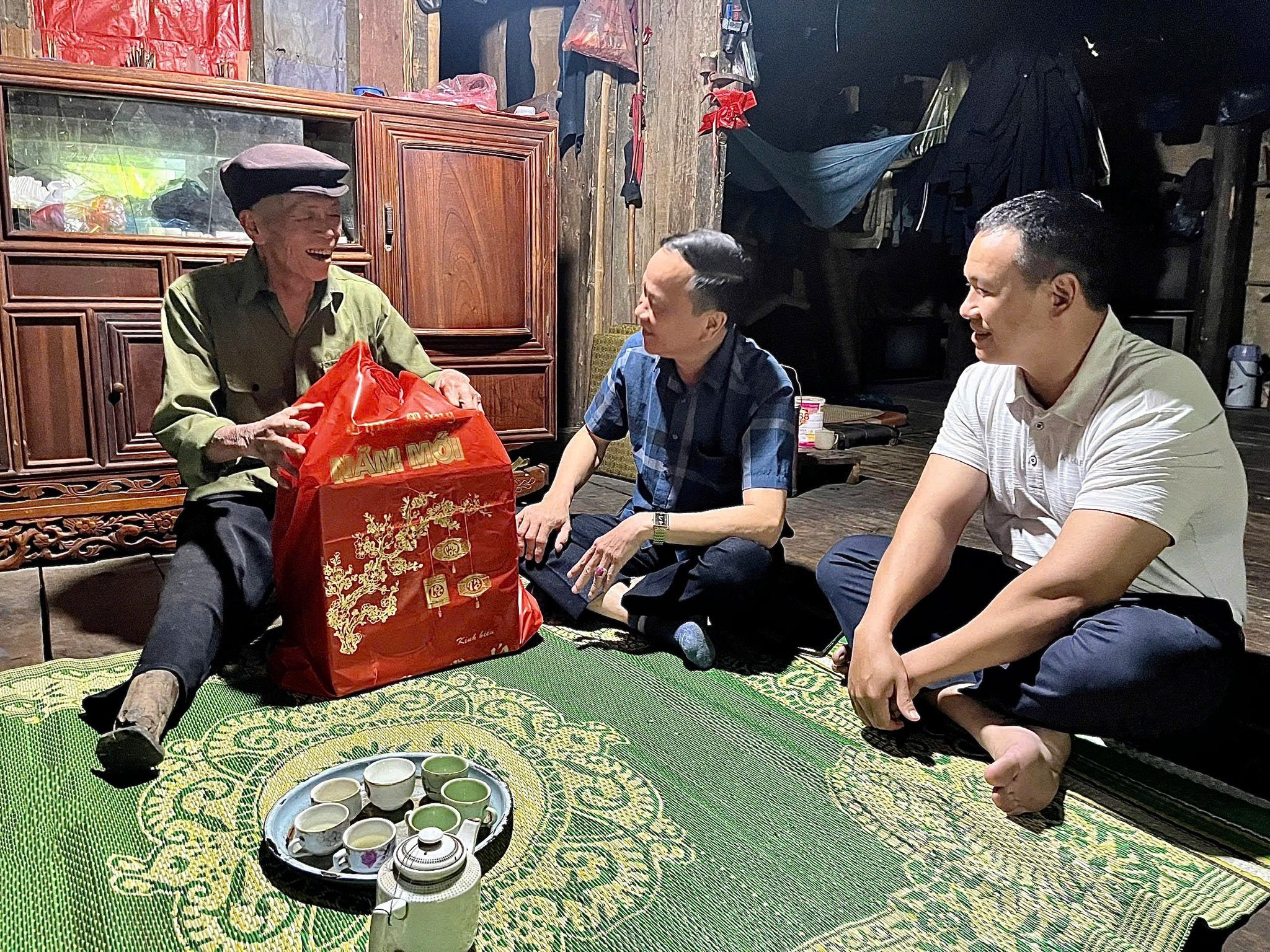 LÃNH ĐẠO XÃ NẤM DẨN THĂM, TẶNG QUÀ CỰU CHIẾN BINH NHÂN DỊP 30/4