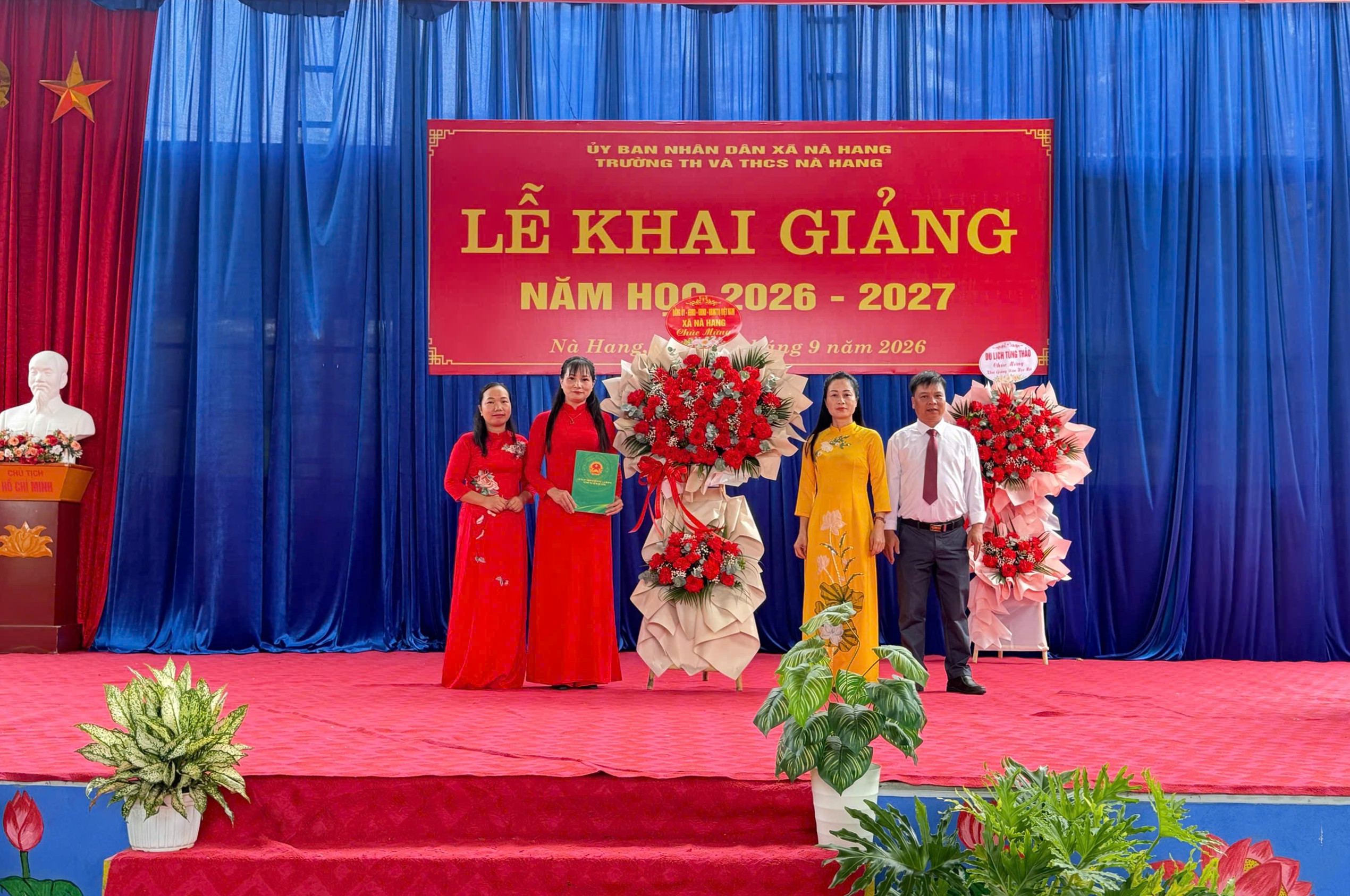 Đồng chí Chủ tịch UBND xã Bùi Thị Xuyên dự Lễ khai giảng năm học 2026–2027 tại Trường TH&THCS Nà Hang