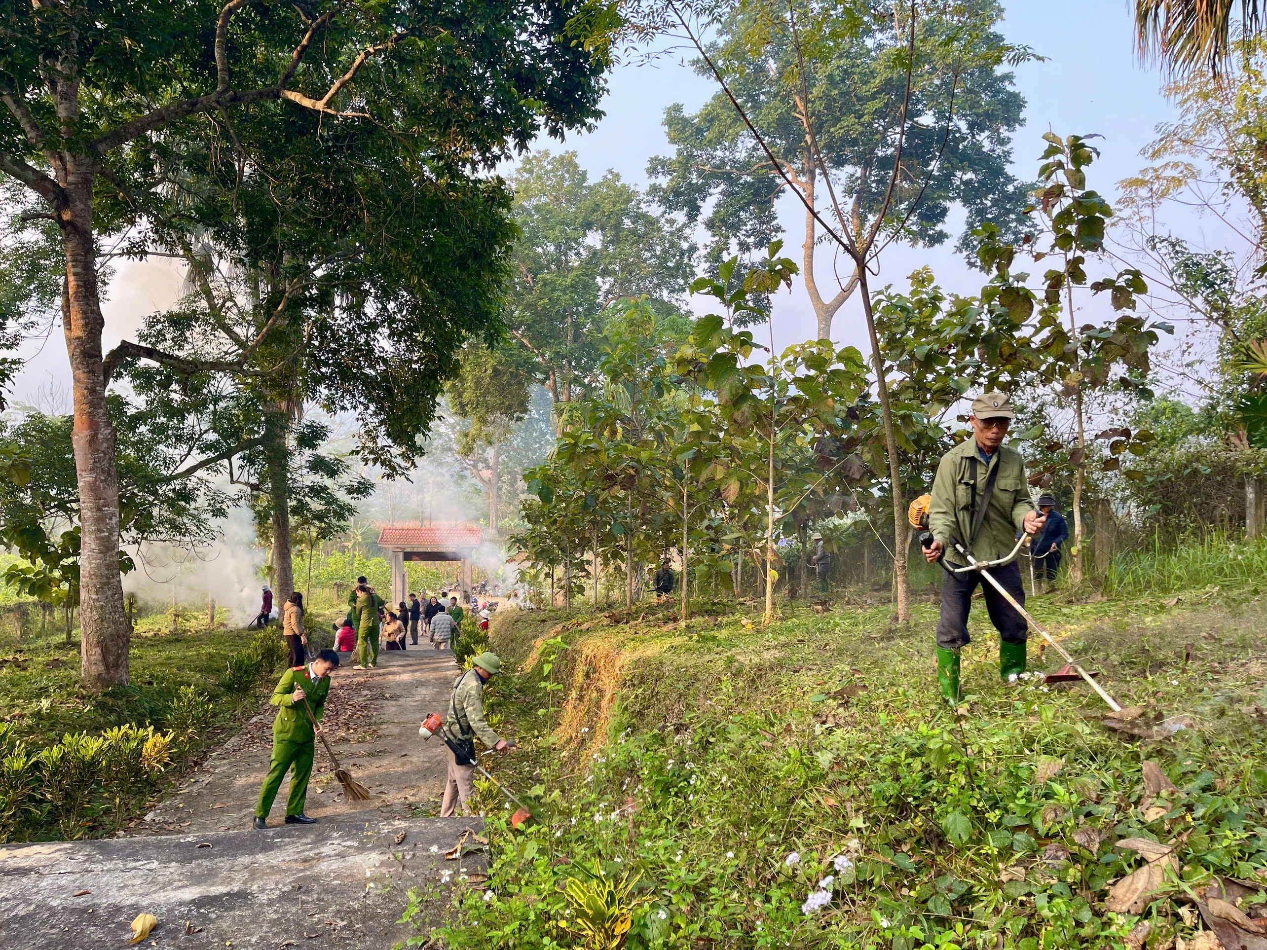 Xã Kiên Đài tổ chức Lễ phát động Ngày Cây xanh Việt Nam và ra quân trồng cây, vệ sinh môi trường tại Di tích Bộ Tài chính