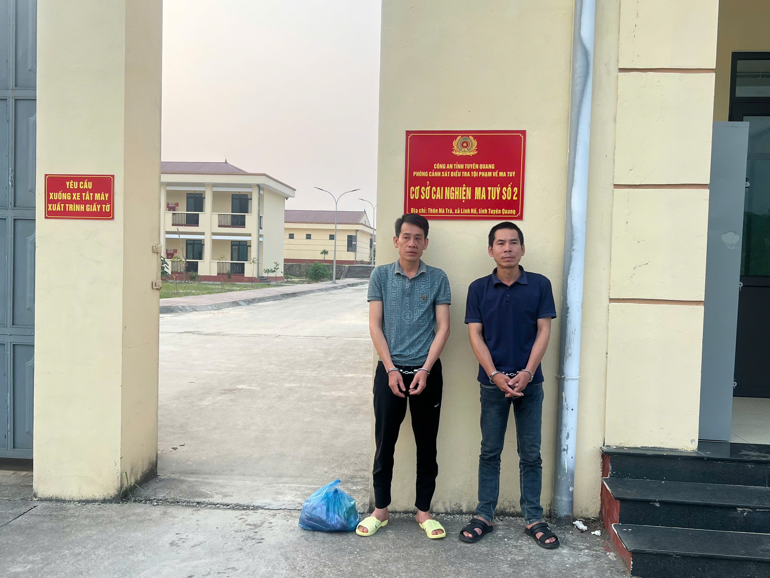 CÔNG AN XÃ ĐƯỜNG HỒNG ĐƯA 02 ĐỐI TƯỢNG ĐI CAI NGHIỆN BẮT BUỘC