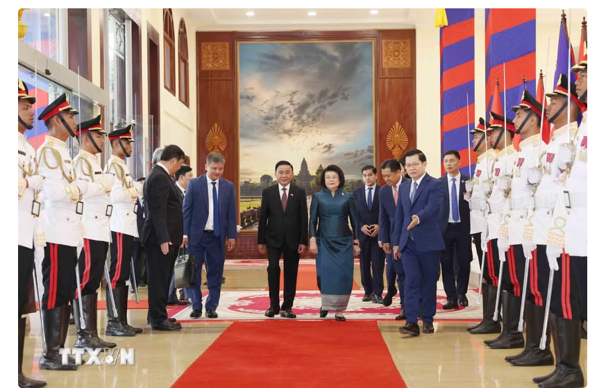 Lễ đón trọng thể Thường trực Ban Bí thư Trần Cẩm Tú thăm chính thức Campuchia