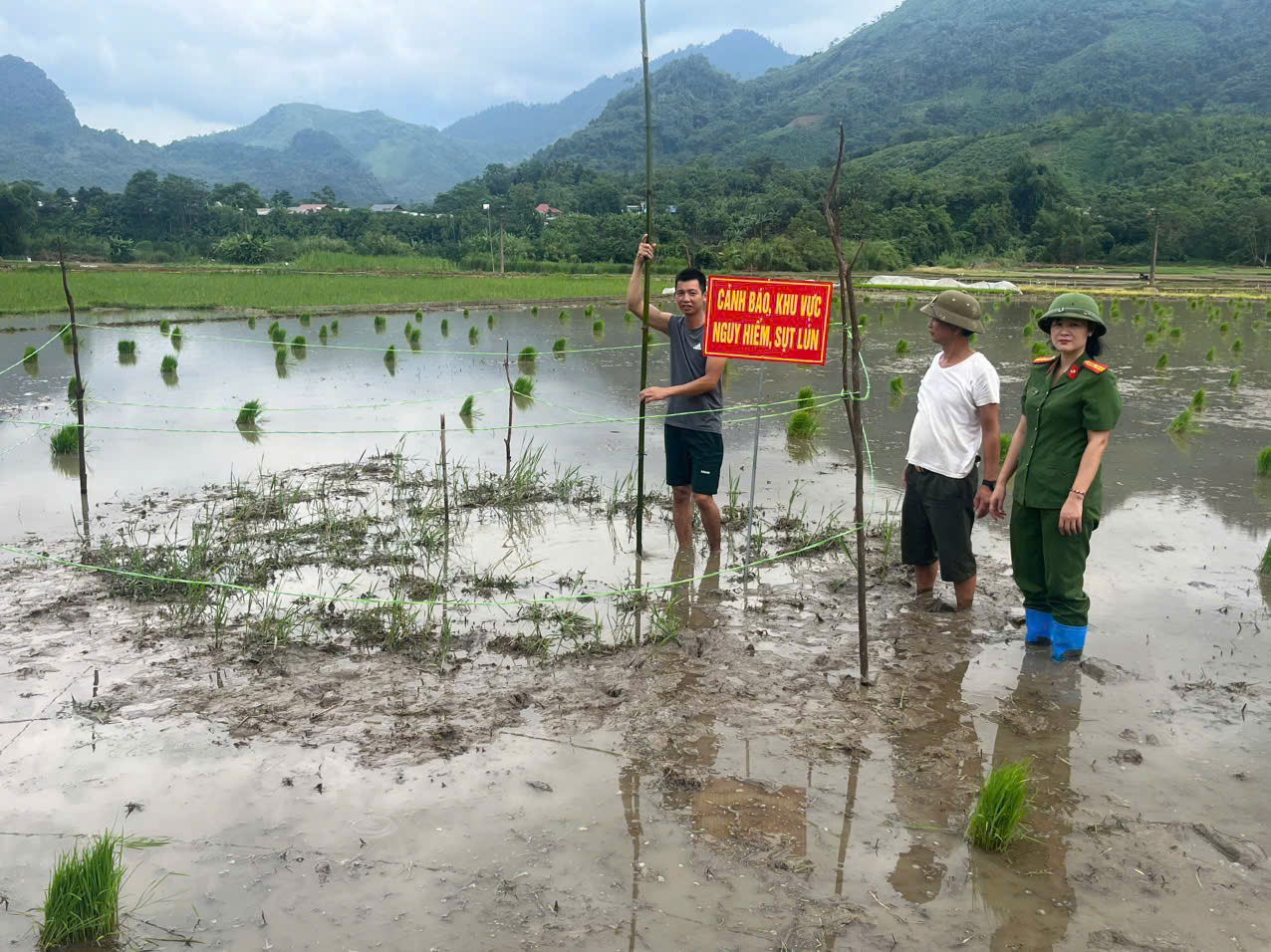 CÔNG AN XÃ YÊN THÀNH PHỐI HỢP CẮM BIỂN CẢNH BÁO TẠI CÁC KHU VỰC NGUY HIỂM, SỤT LÚN TRÊN ĐỊA BÀN XÃ