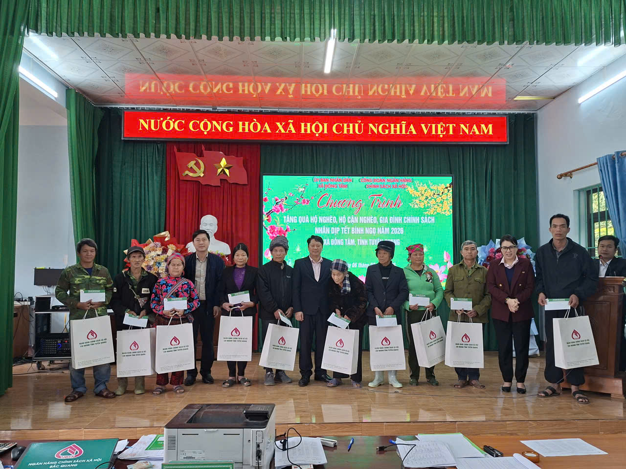 Ngân hàng Chính sách xã hội tỉnh Tuyên Quang đã đến thăm, tặng quà Tết tại xã Đồng Tâm