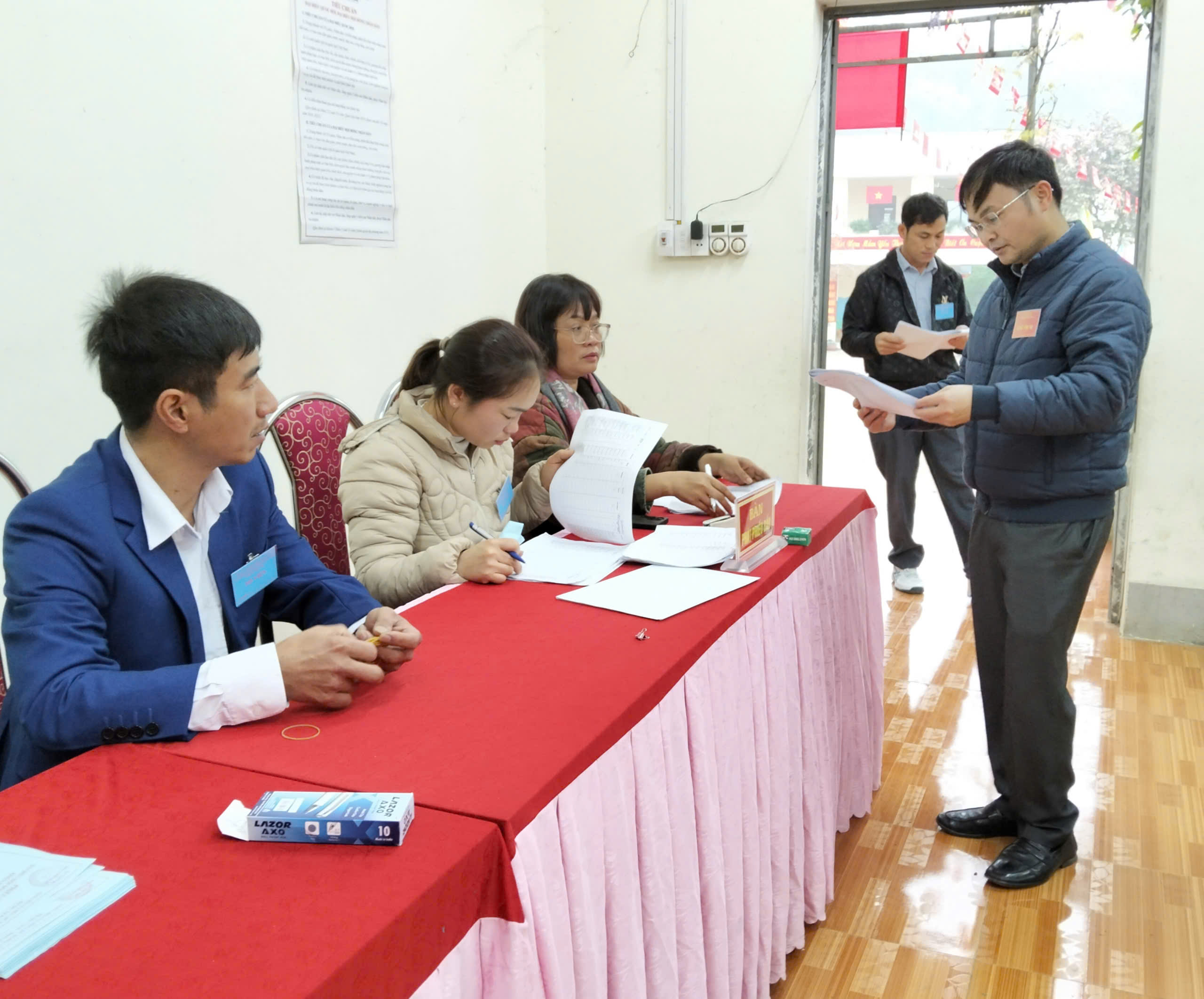 Đồng chí Nguyễn Văn Lưu, Phó Bí thư Đảng ủy, Chủ tịch UBND xã kiểm tra công tác bầu cử.