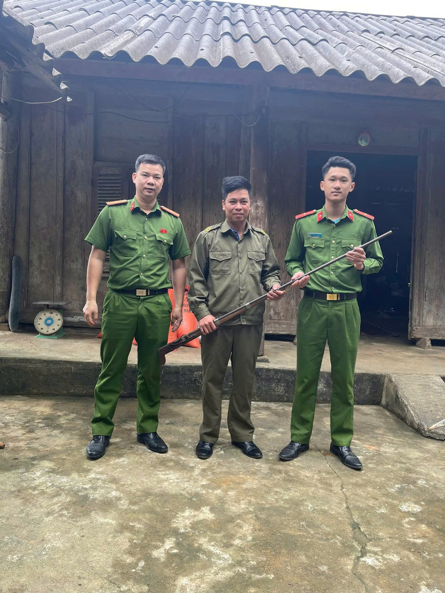 PHÁT HUY TINH THẦN TỰ GIÁC GIAO NỘP VŨ KHÍ, GÓP PHẦN ĐẢM BẢO AN NINH TRẬT TỰ