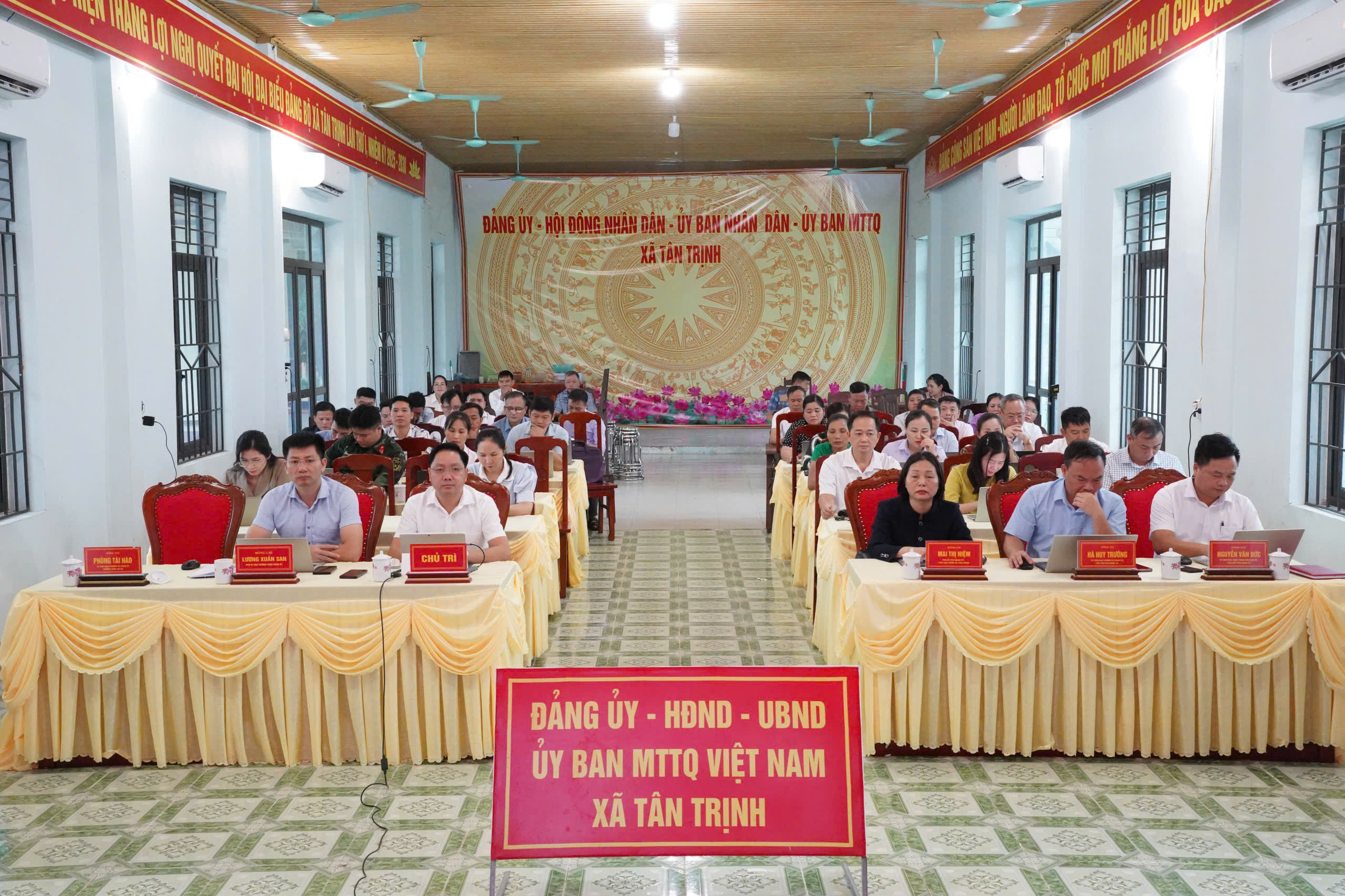 ĐẢNG ỦY XÃ TÂN TRỊNH THAM DỰ HỘI NGHỊ TRỰC TUYẾN QUÁN TRIỆT NGHỊ QUYẾT HỘI NGHỊ TRUNG ƯƠNG 4 KHÓA XIV