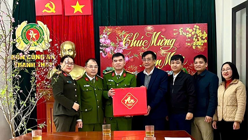 Lãnh đạo xã Thanh Thủy thăm, tặng quà động viên các lực lượng làm nhiệm vụ trên địa bàn