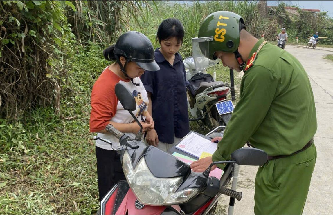 CÔNG AN XÃ HỒNG THÁI TĂNG CƯỜNG TUẦN TRA ĐẢM BẢO TTTATGT