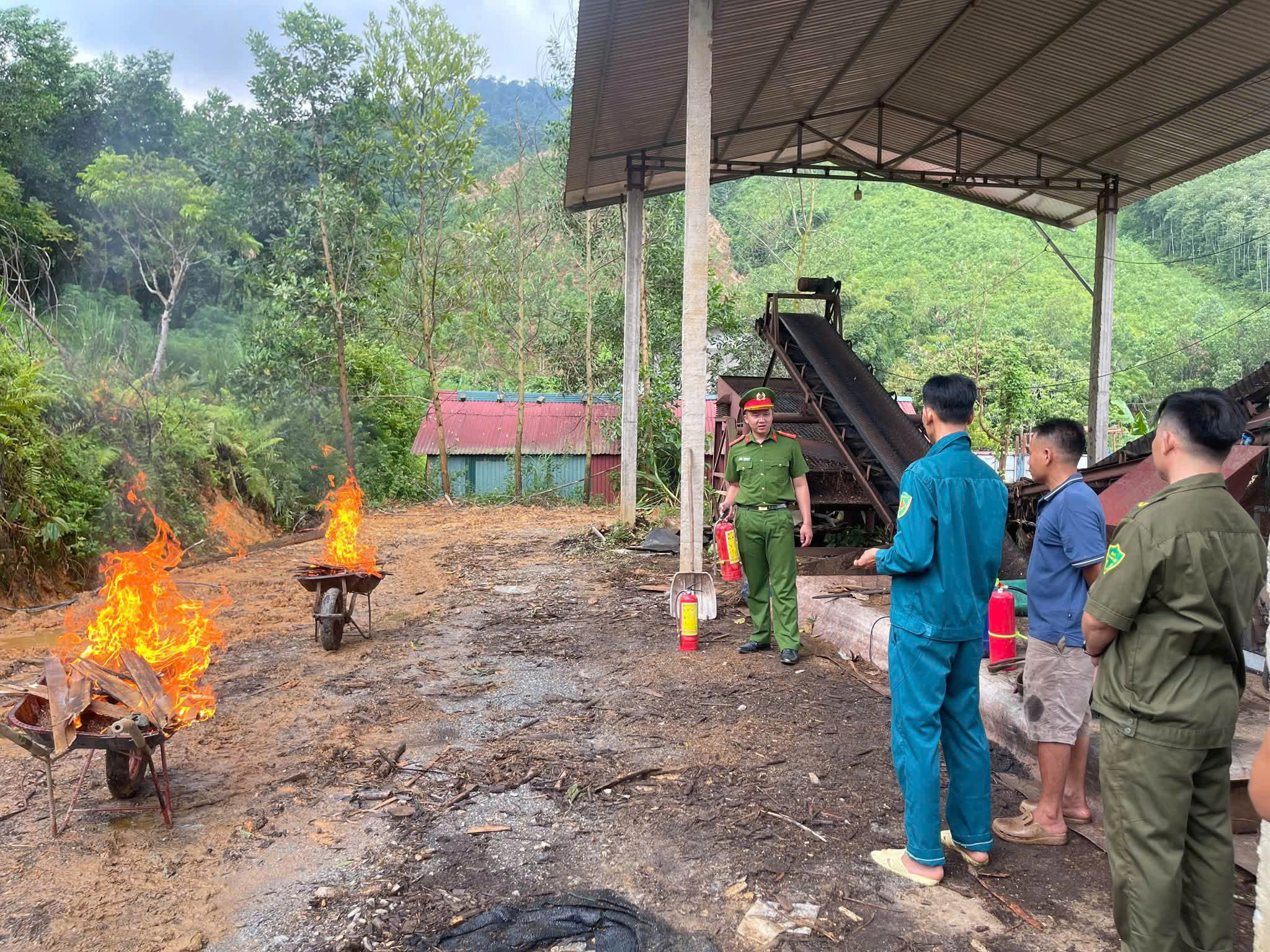 CÔNG AN XÃ TRUNG HÀ TRANG BỊ KỸ NĂNG PCCC, CNCH CHO NGƯỜI DÂN