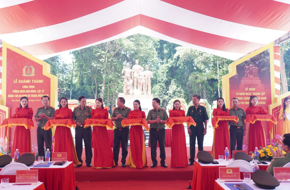 KHÁNH THÀNH CÔNG TRÌNH TƯỢNG NIỆM CÁC ANH HÙNG LIỆT SĨ ĐOÀN 180 AN NINH VŨ TRANG MIỀN NAM
