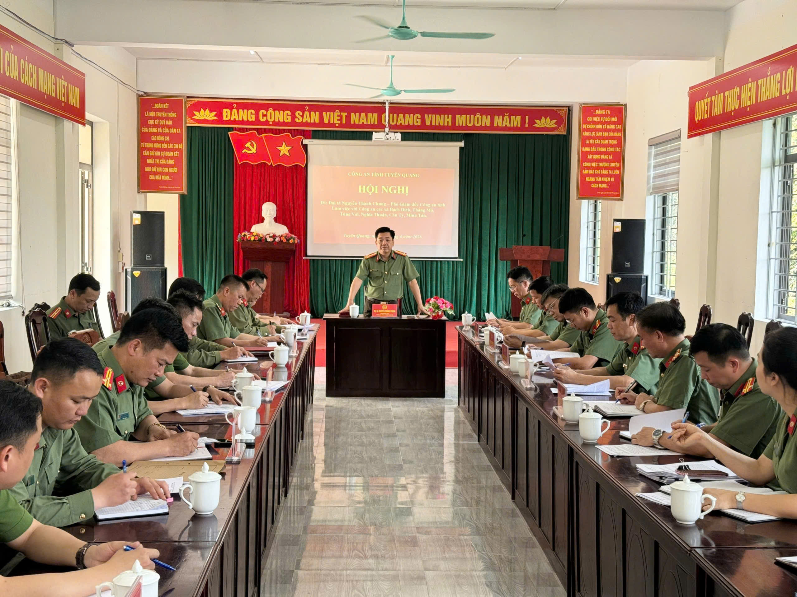 ĐỒNG CHÍ ĐẠI TÁ NGUYỄN THÀNH CHUNG, PHÓ GIÁM ĐỐC CÔNG AN TỈNH LÀM VIỆC TẠI CÔNG AN XÃ BẠCH ĐÍCH