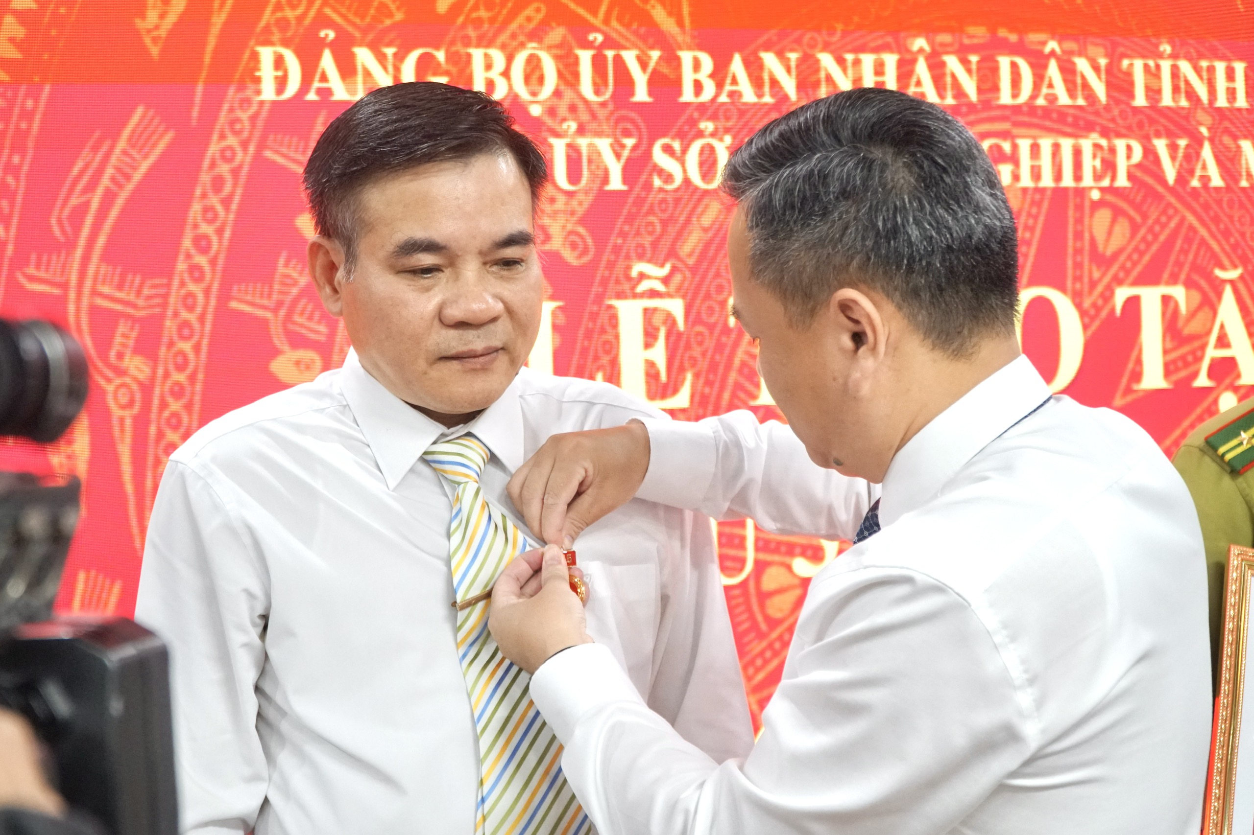 TRAO TẶNG HUY HIỆU 35 NĂM TUỔI ĐẢNG - DẤU SON TRÊN HÀNH TRÌNH PHẤN ĐẤU VÀ CỐNG HIẾN