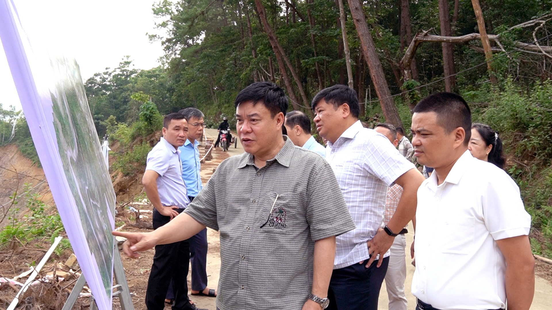 PCT UBND tỉnh Ho&agrave;ng Gia Long l&agrave;m việc (1).jpg