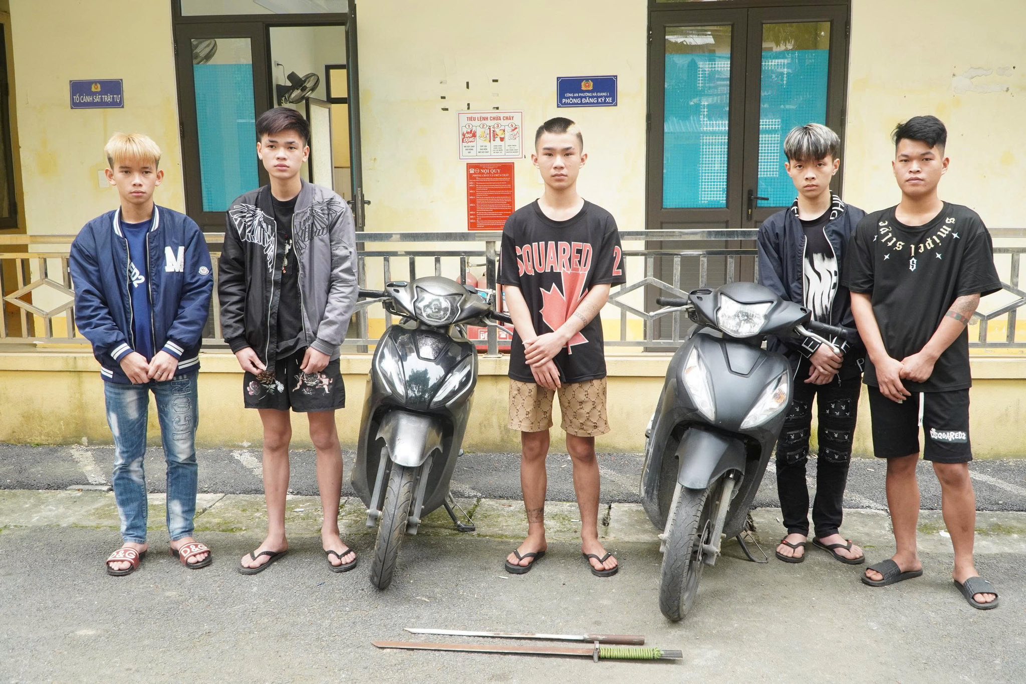 TẠM GIỮ 5 THANH THIẾU NIÊN DÙNG HUNG KHÍ NGUY HIỂM CHÉM XE Ô TÔ, GÂY RỐI TRẬT TỰ CÔNG CỘNG