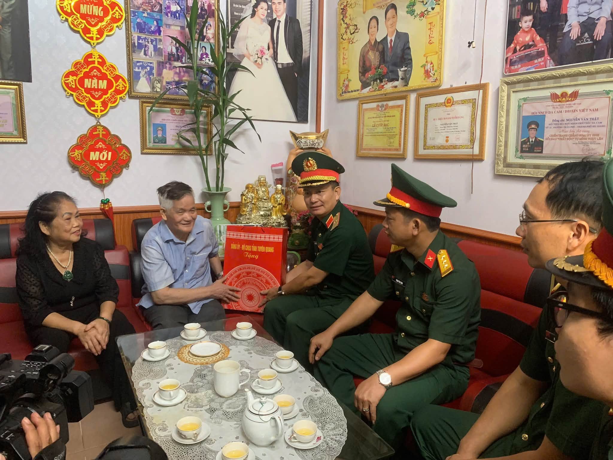 ĐOÀN CÔNG TÁC BỘ CHỈ HUY QUÂN SỰ TỈNH TUYÊN QUANG THĂM, TẶNG QUÀ GIA ĐÌNH THƯƠNG BINH NHÂN KỶ NIỆM 79 NĂM NGÀY THƯƠNG BINH - LIỆT SĨ (27/7/1947 - 27/7/2026)