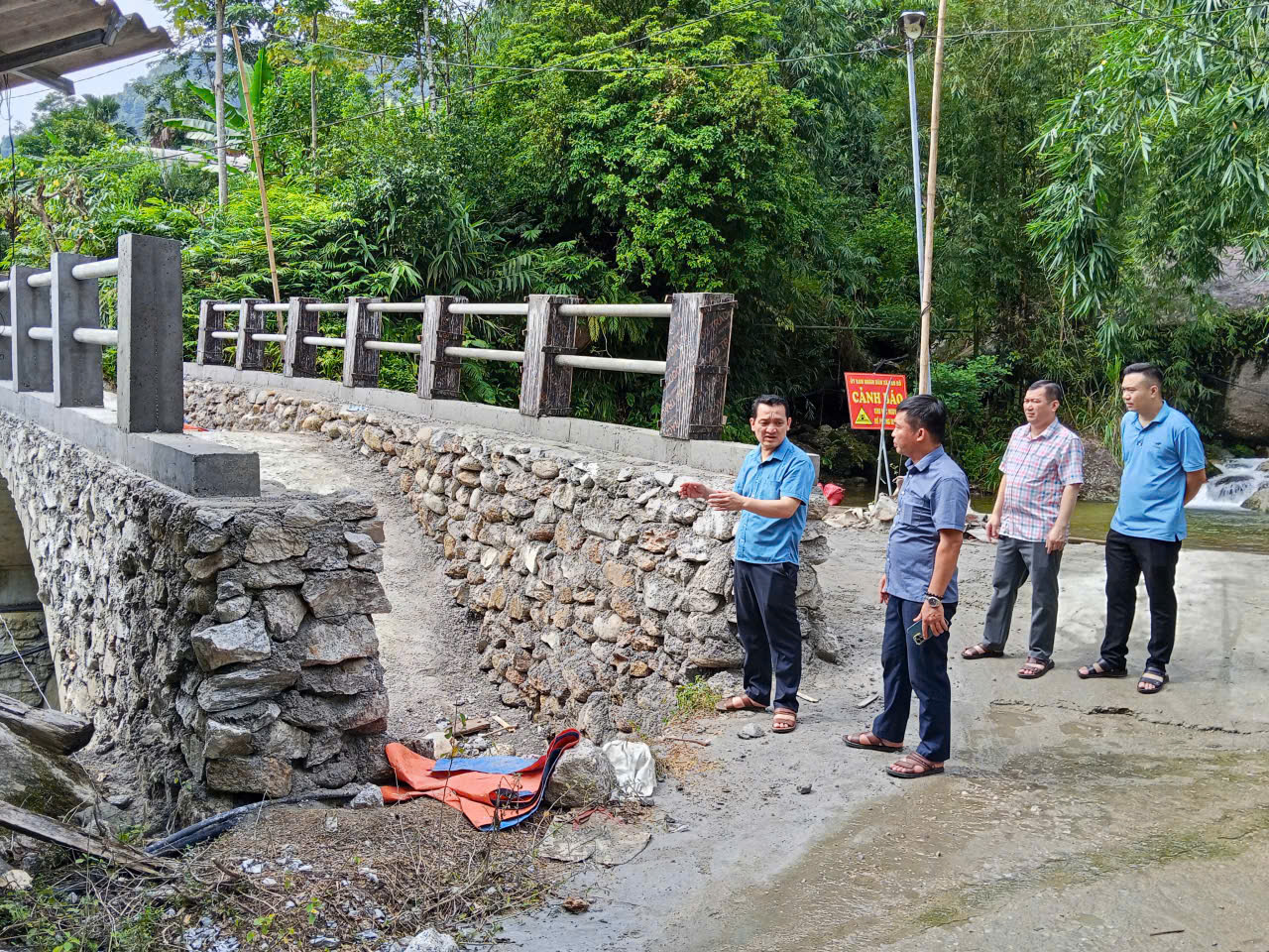Bí thư Đảng ủy xã Cao Bồ kiểm tra tiến độ các công trình trọng điểm trên địa bàn