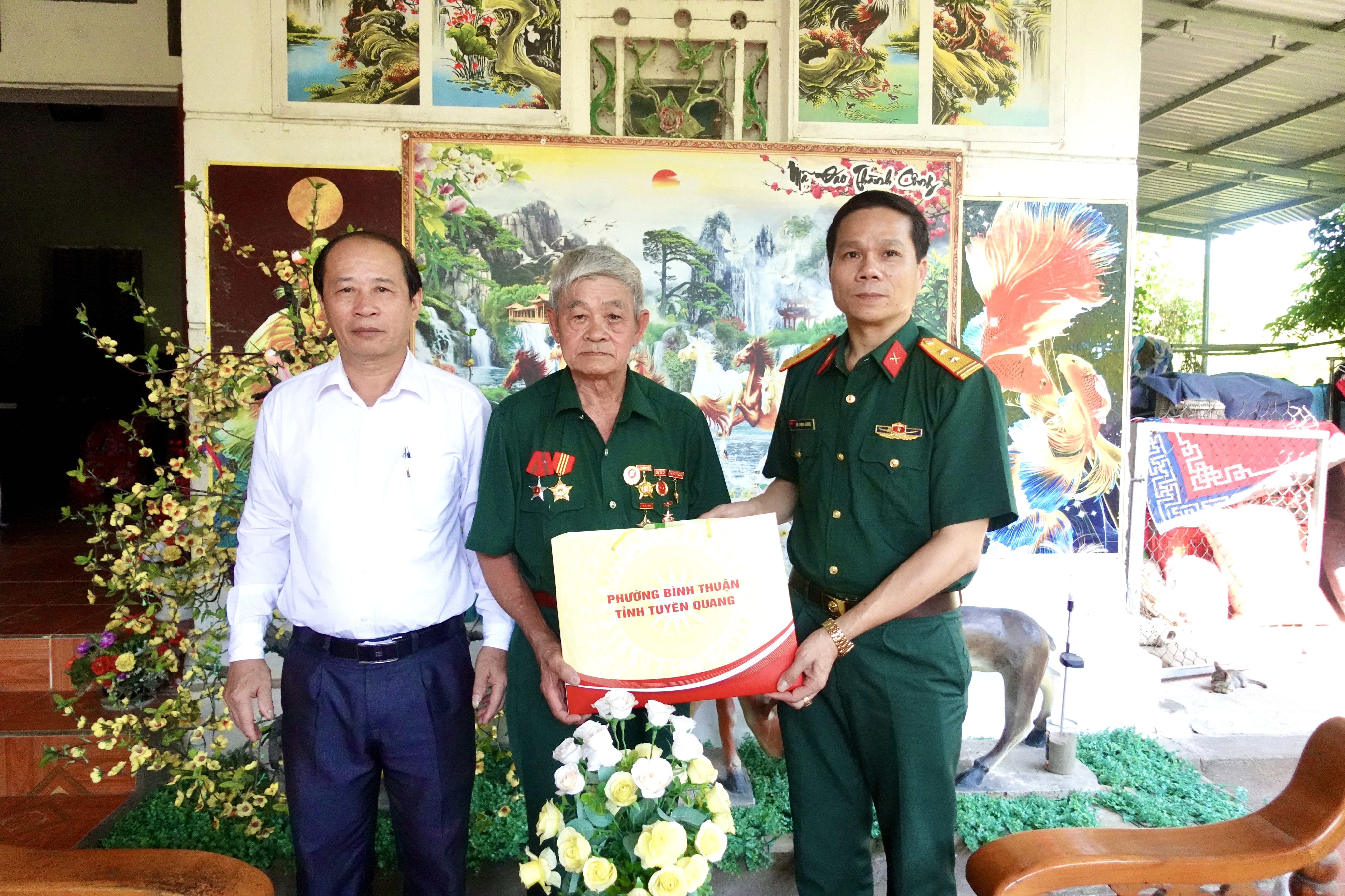 PHƯỜNG BÌNH THUẬN THĂM, TẶNG QUÀ NGƯỜI CÓ CÔNG VỚI CÁCH MẠNG NHÂN KỶ NIỆM 79 NĂM NGÀY THƯƠNG BINH - LIỆT SĨ