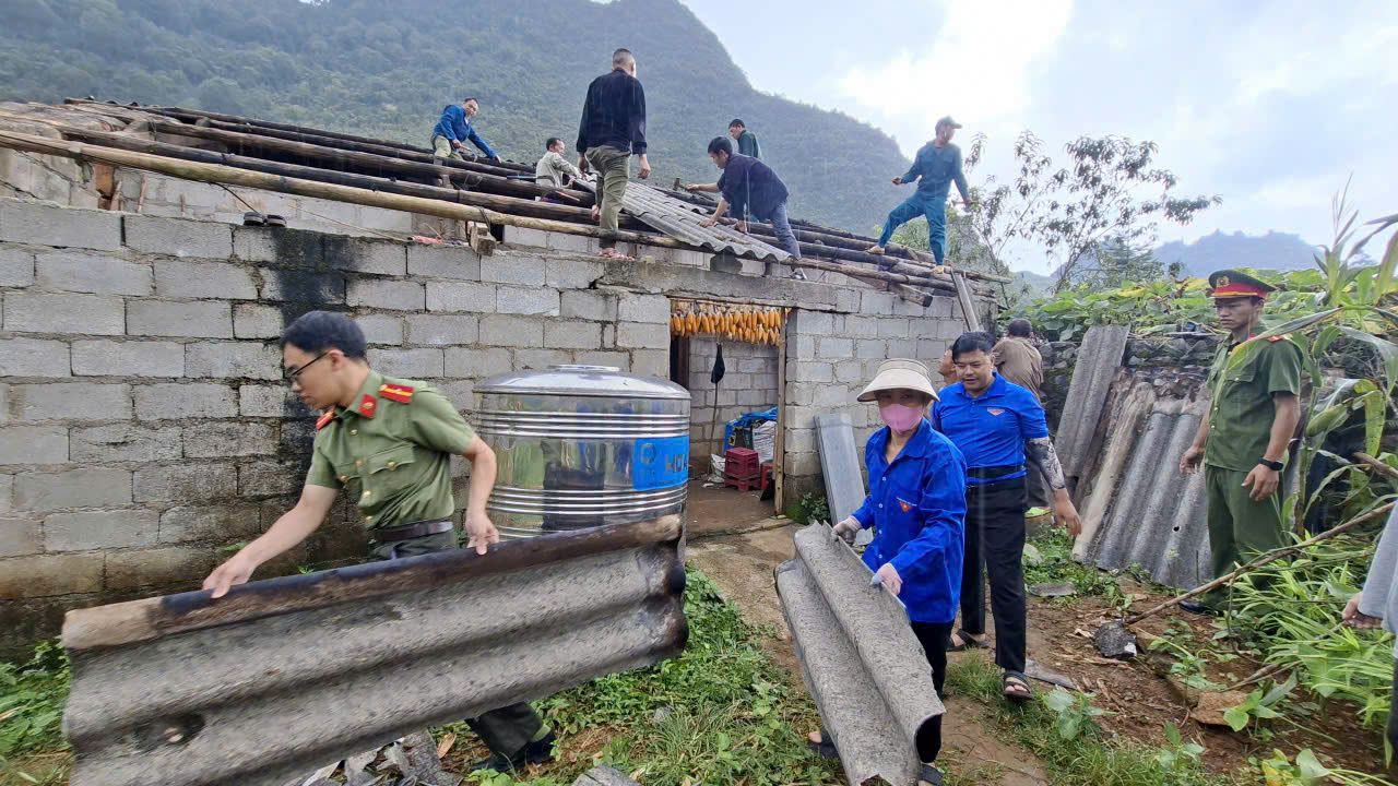LŨNG PHÌN RA QUÂN HỖ TRỢ TU SỬA NHÀ Ở BỊ ẢNH HƯỞNG DO THIÊN TAI