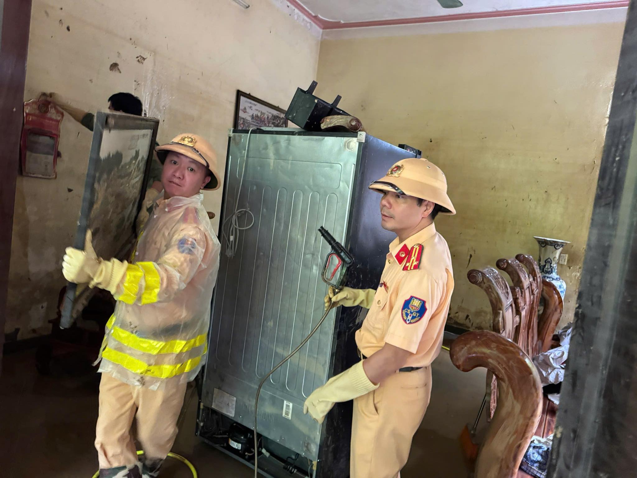 PHÒNG CSGT HỖ TRỢ GIA ĐÌNH THƯƠNG BINH KHẮC PHỤC HẬU QUẢ SAU LŨ LỤT TẠI PHƯỜNG HÀ GIANG 2