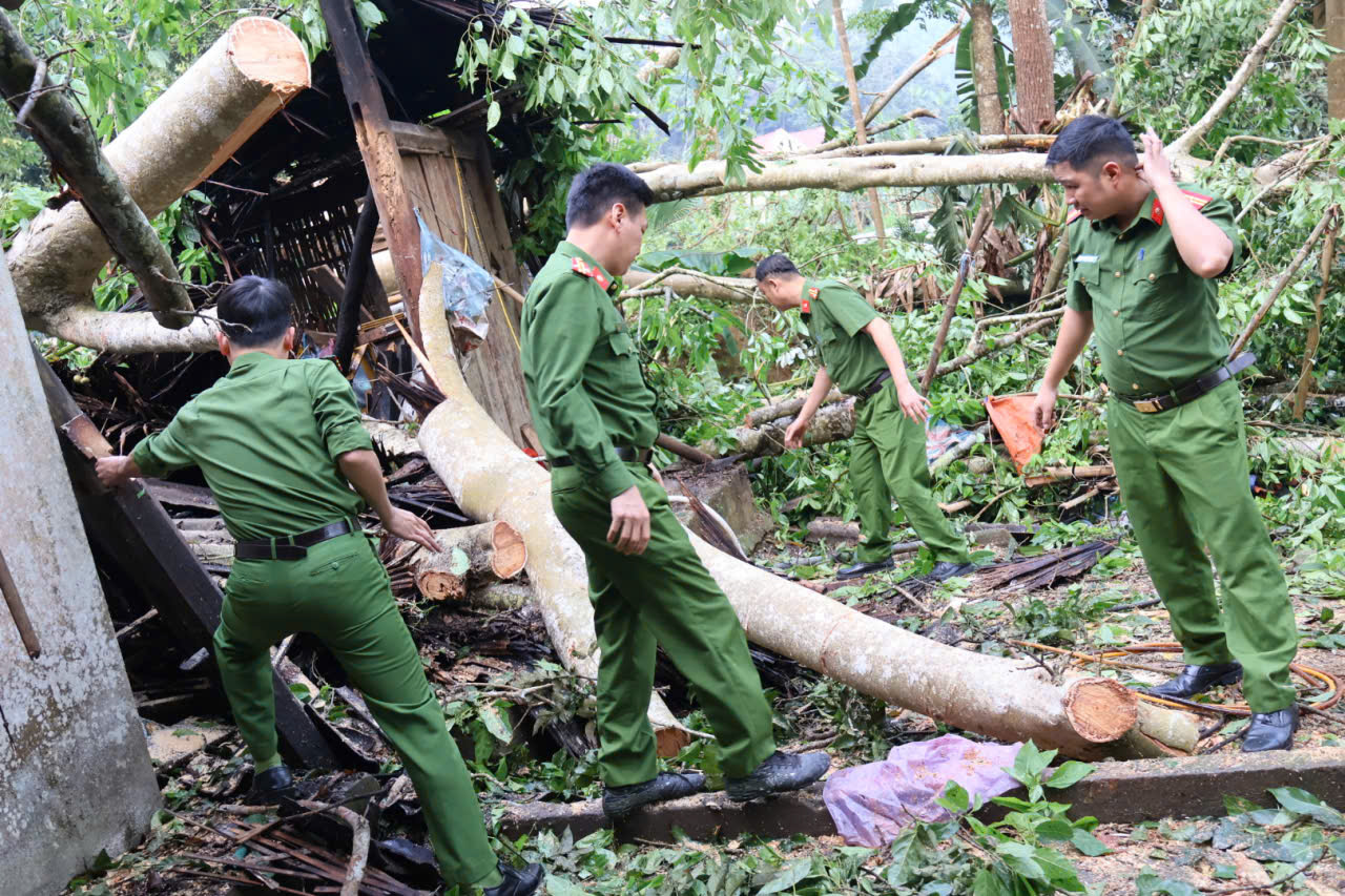 Công an xã Vĩnh Tuy tích cực giúp dân khắc phục hậu quả mưa bão theo phong trào “ba nhất”