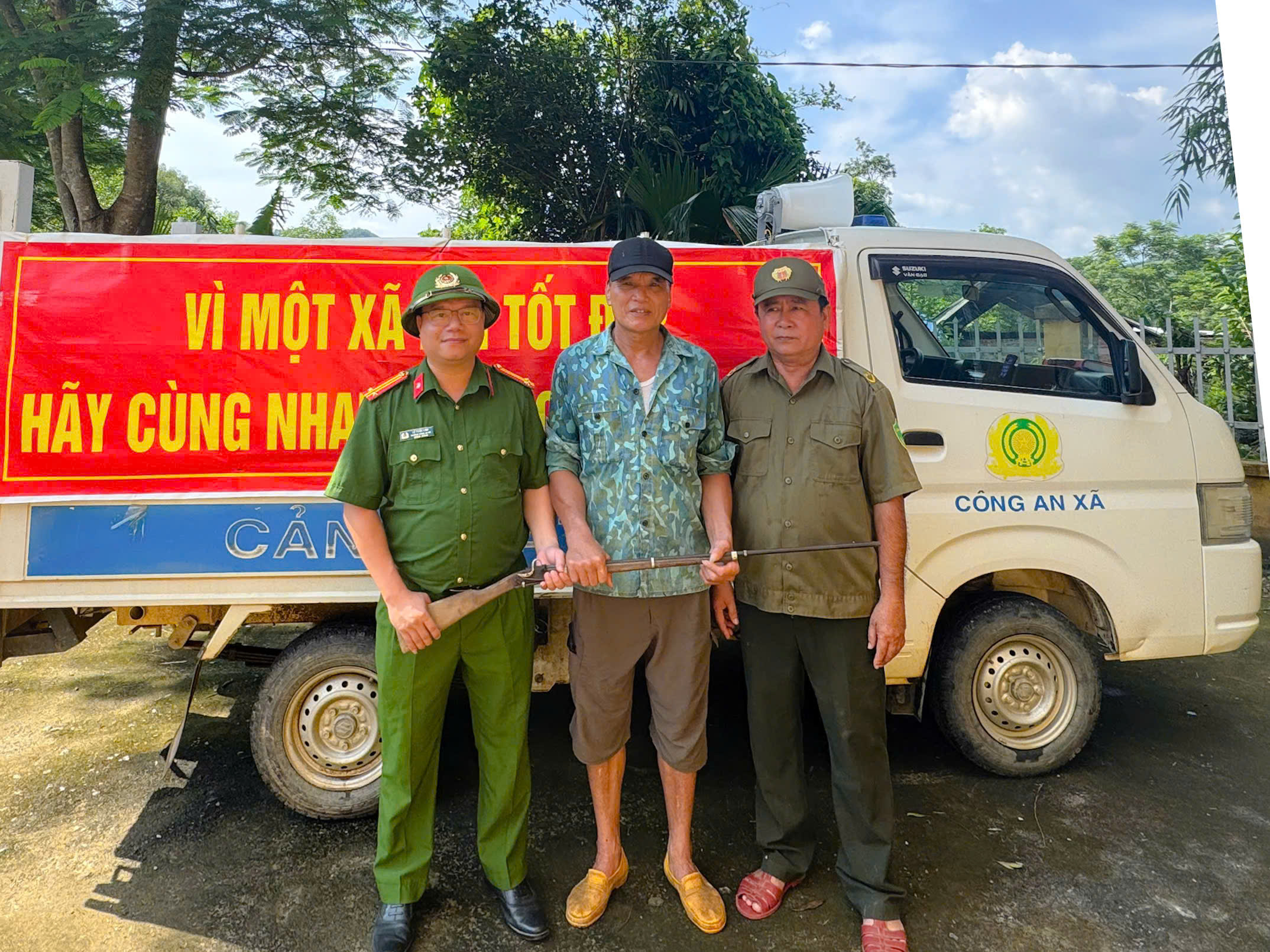 CÔNG AN XÃ HÙNG ĐỨC TUYÊN TRUYỀN, VẬN ĐỘNG NHÂN DÂN GIAO NỘP VŨ KHÍ, VẬT LIỆU NỔ, CÔNG CỤ HỖ TRỢ