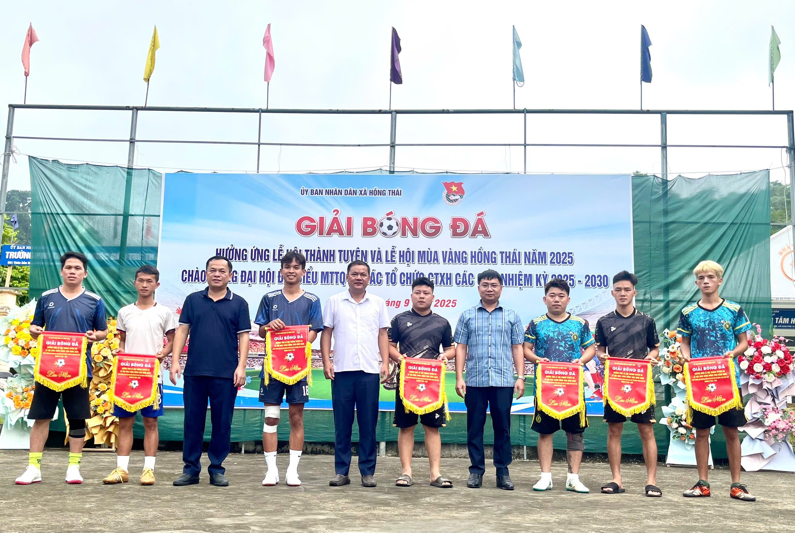 Khai mạc Giải bóng đá nam xã Hồng Thái năm 2025